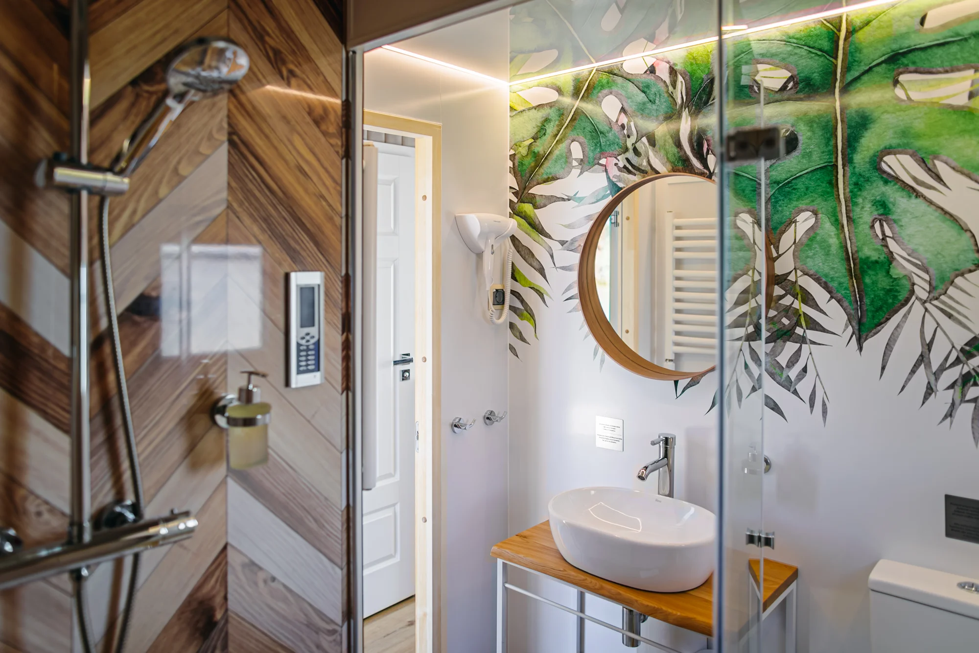 Luxusní houseboaty a bubliny na jezeře: privátní wellness, bazén, snídaně, vodní sporty a moře 300 m