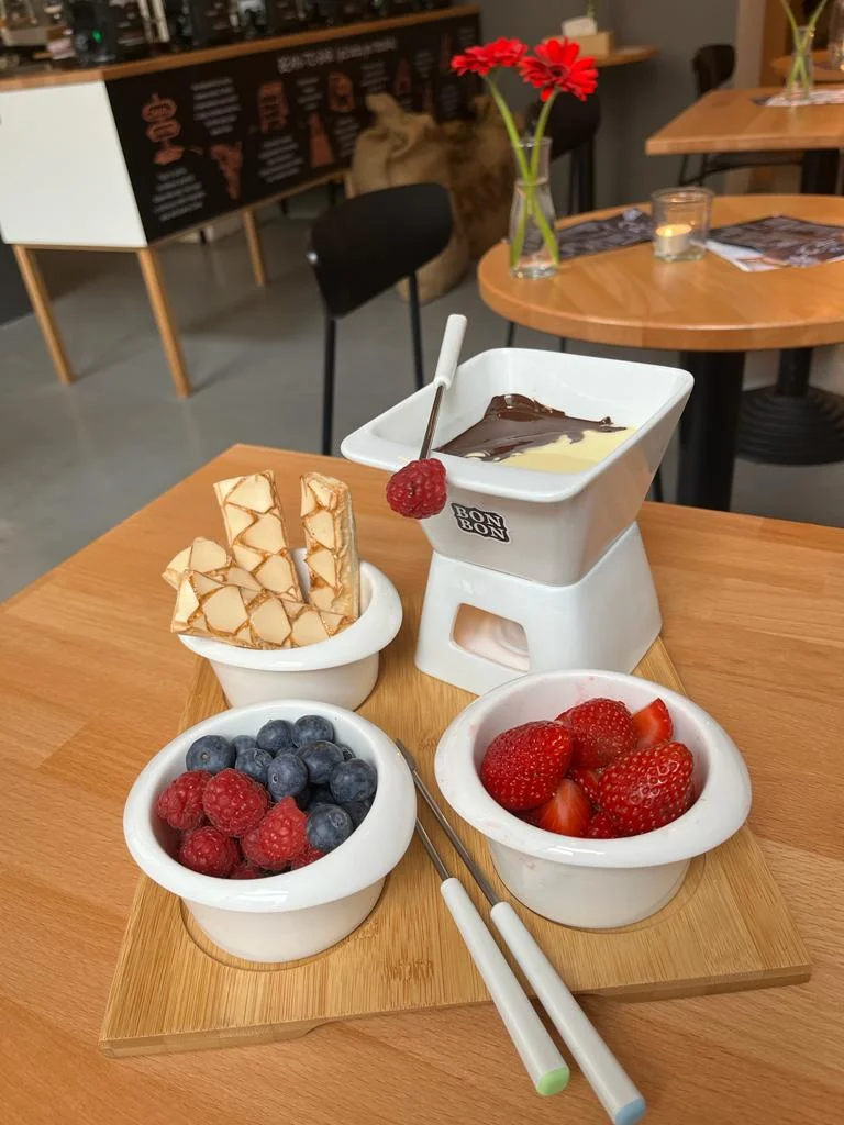 Degustace tří druhů horké čokolády či fondue s lesním ovocem v Chocolaterii Bon Bon: 1 až 3 osoby