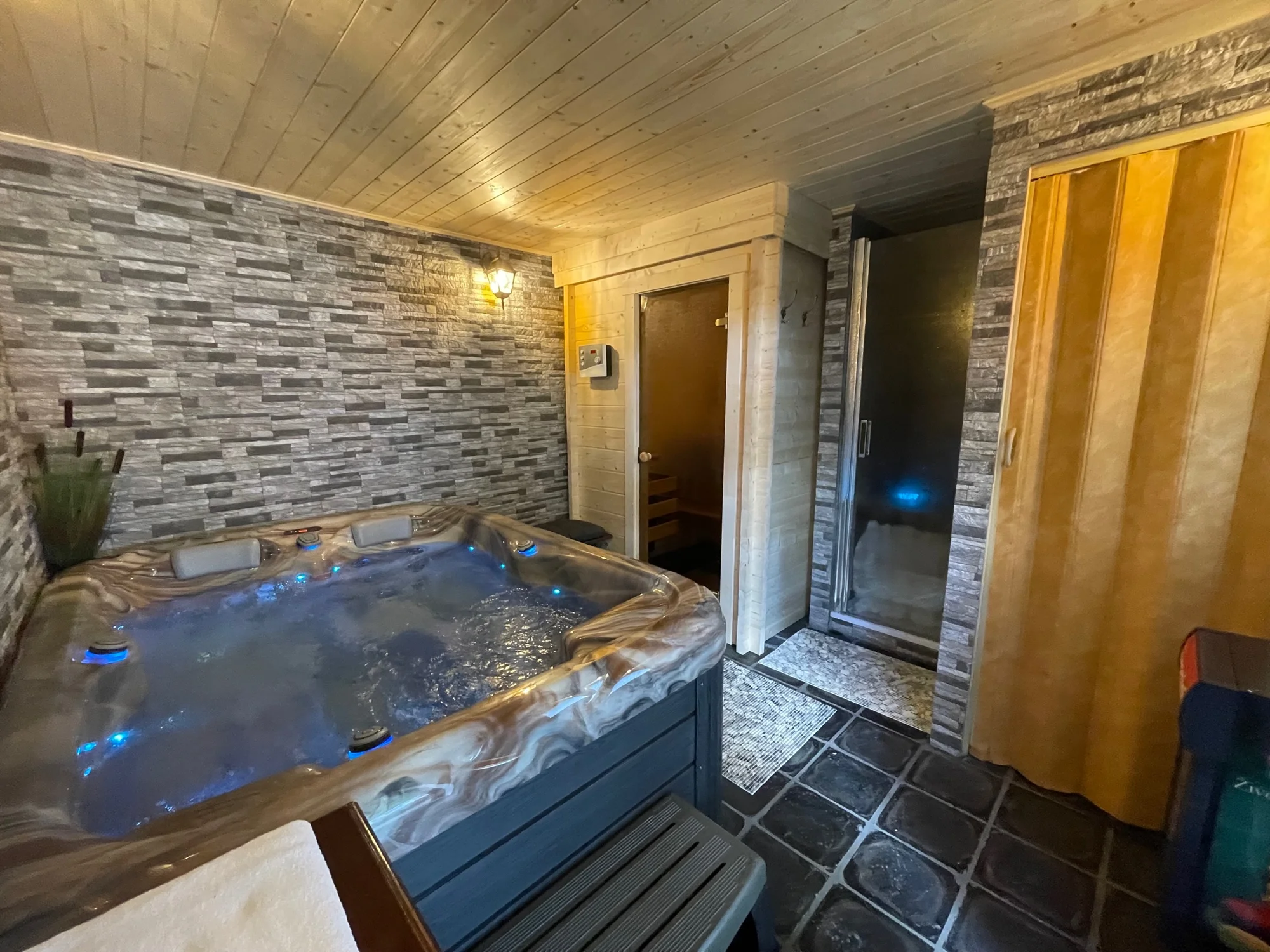 Privátní wellness a kachní prsa nebo lovecké menu v historickém letohrádku pro 2 osoby