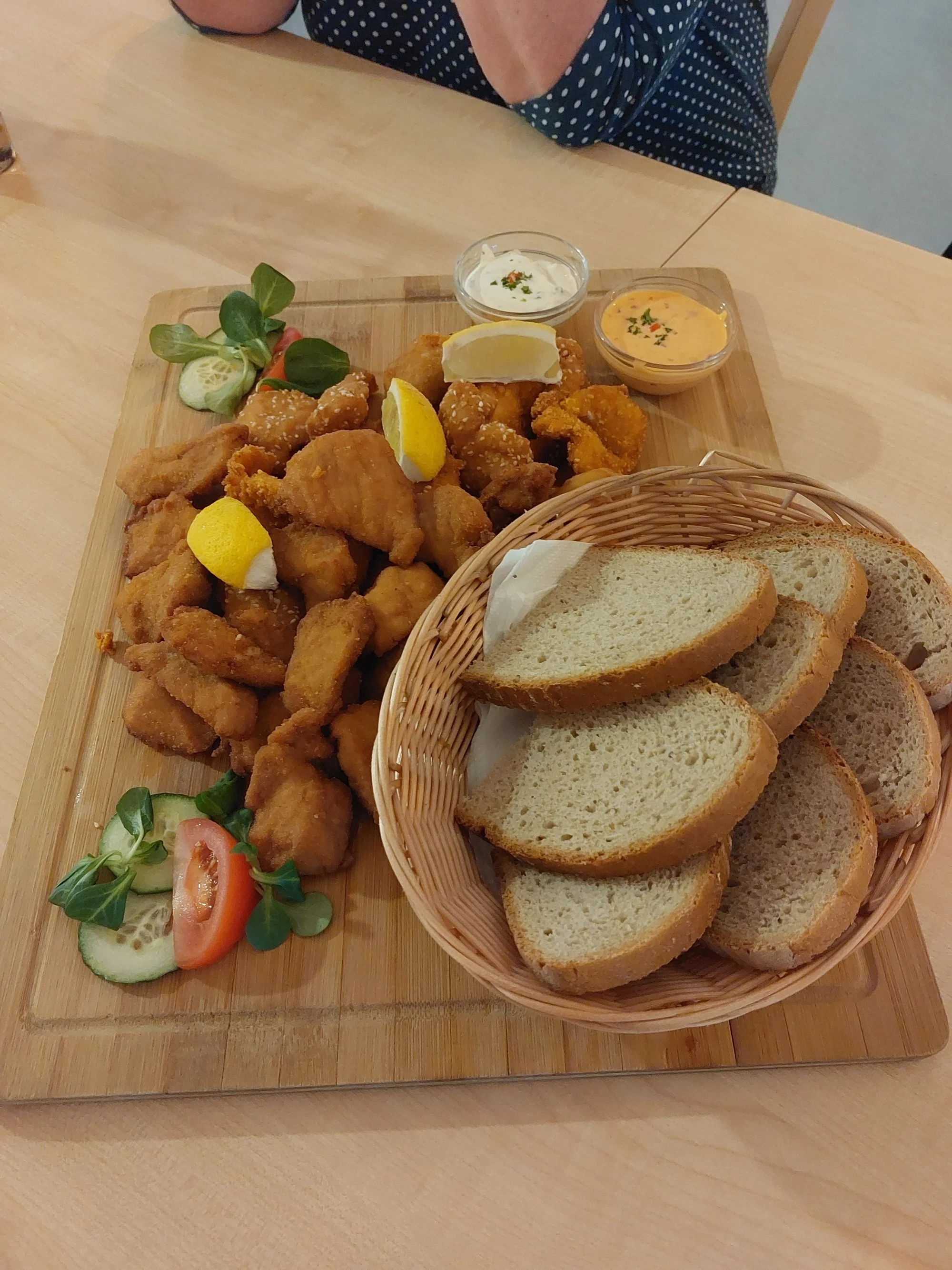 800 g vepřových a kuřecích řízků s dipem a chlebem i hodina bowlingu