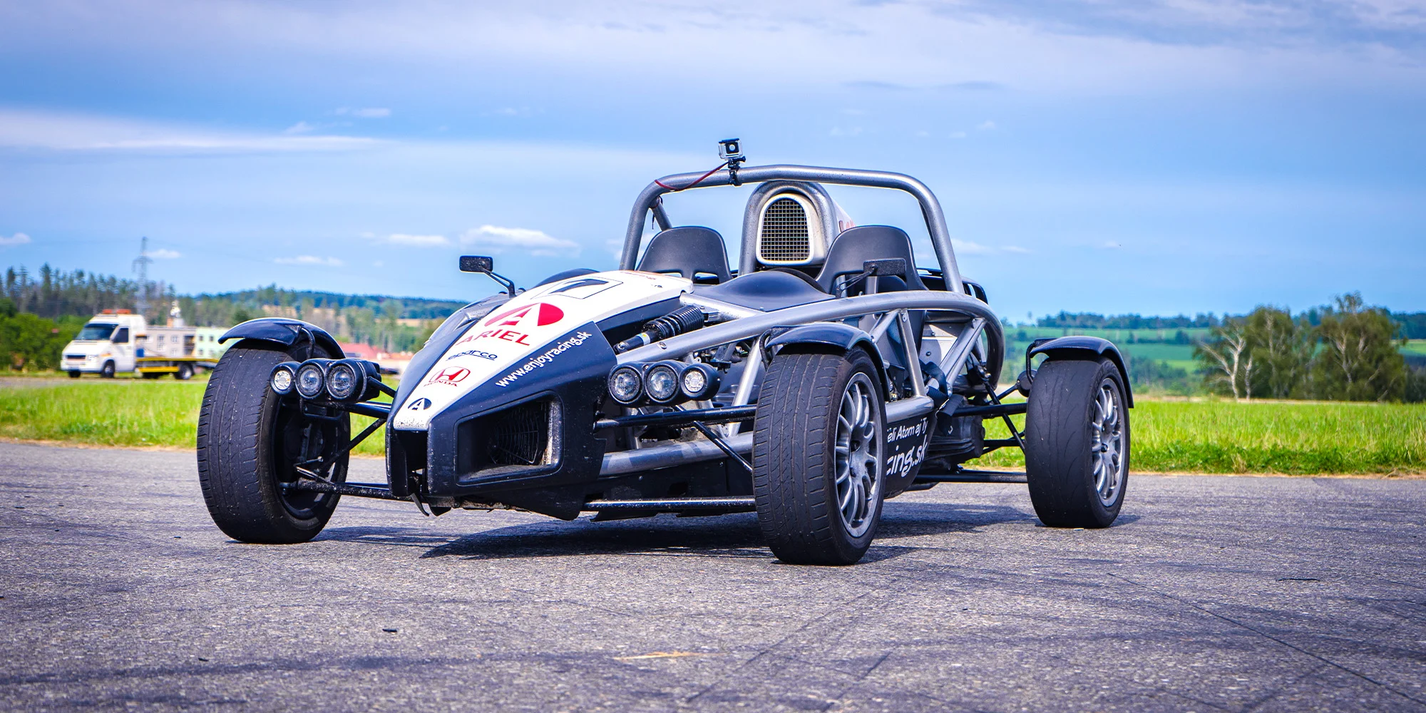 Bláznivá jízda v Ariel atom nebo Formuli F4 na letištním okruhu Kámen 1,5 hod. od Prahy