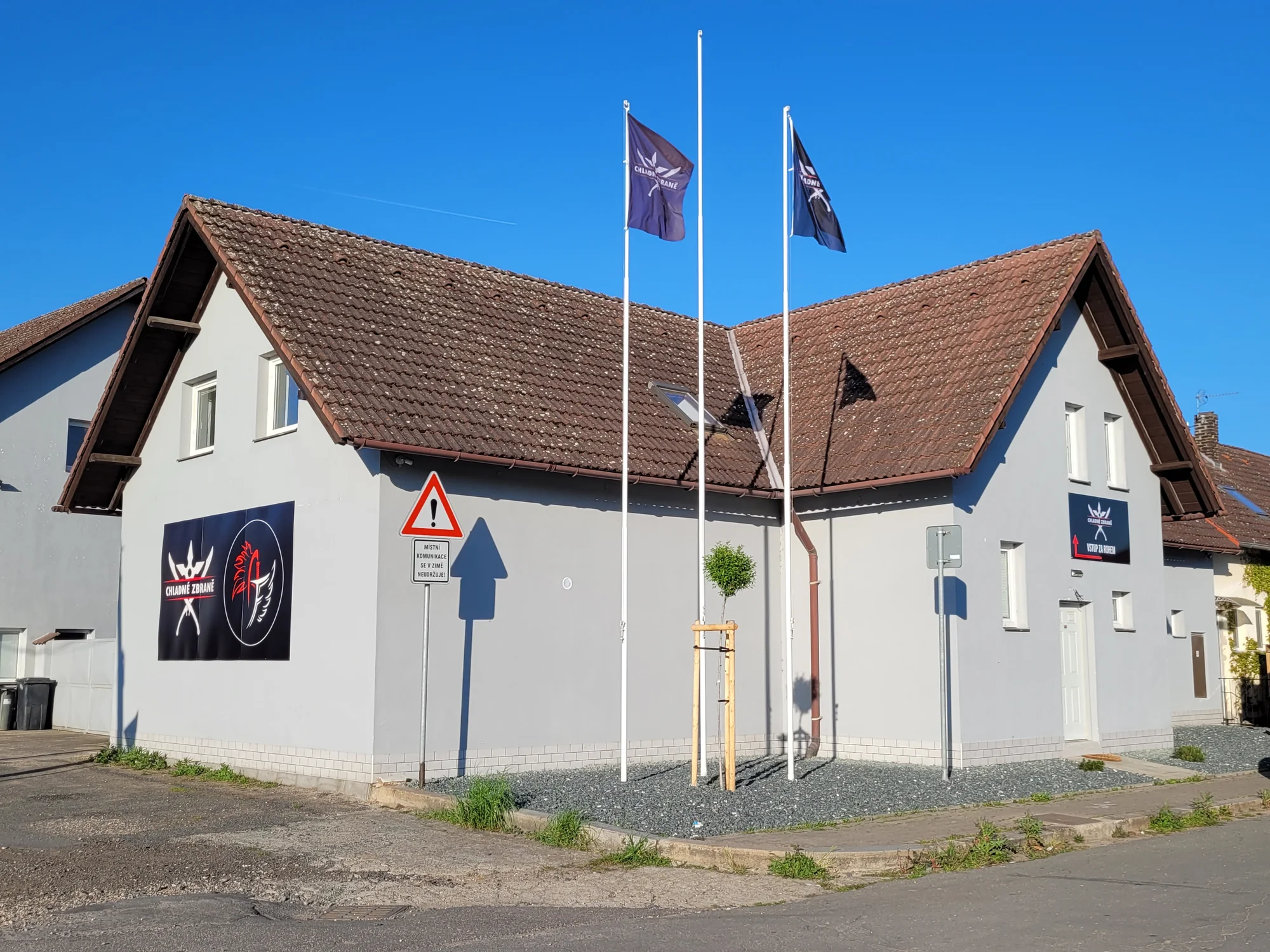 Kurz vrhání chladných zbraní, střelby z kuše nebo boje se světelnými meči