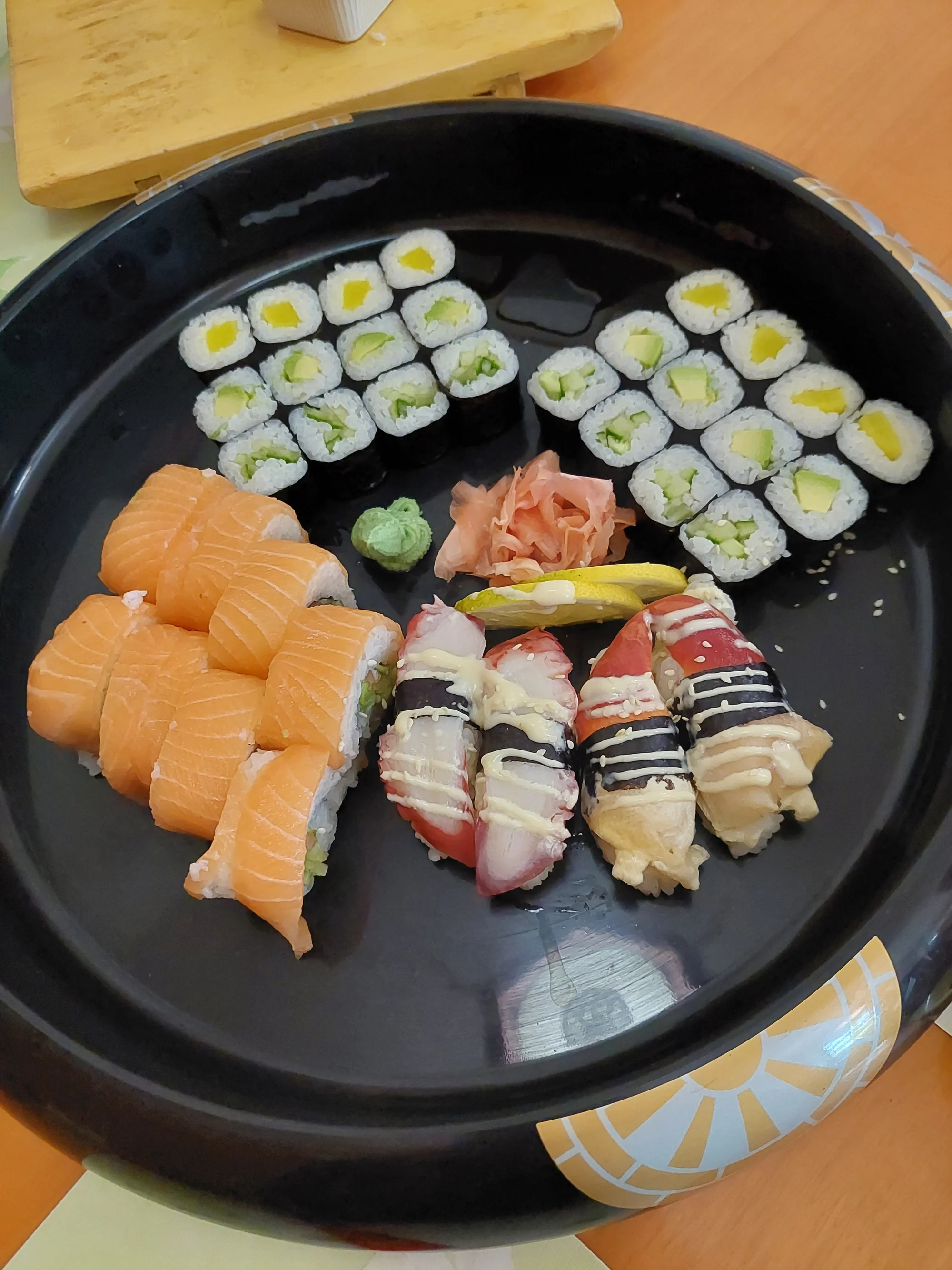 Sushi sety: 24 nebo 36 rolek s lososem, avokádem i chobotnicí