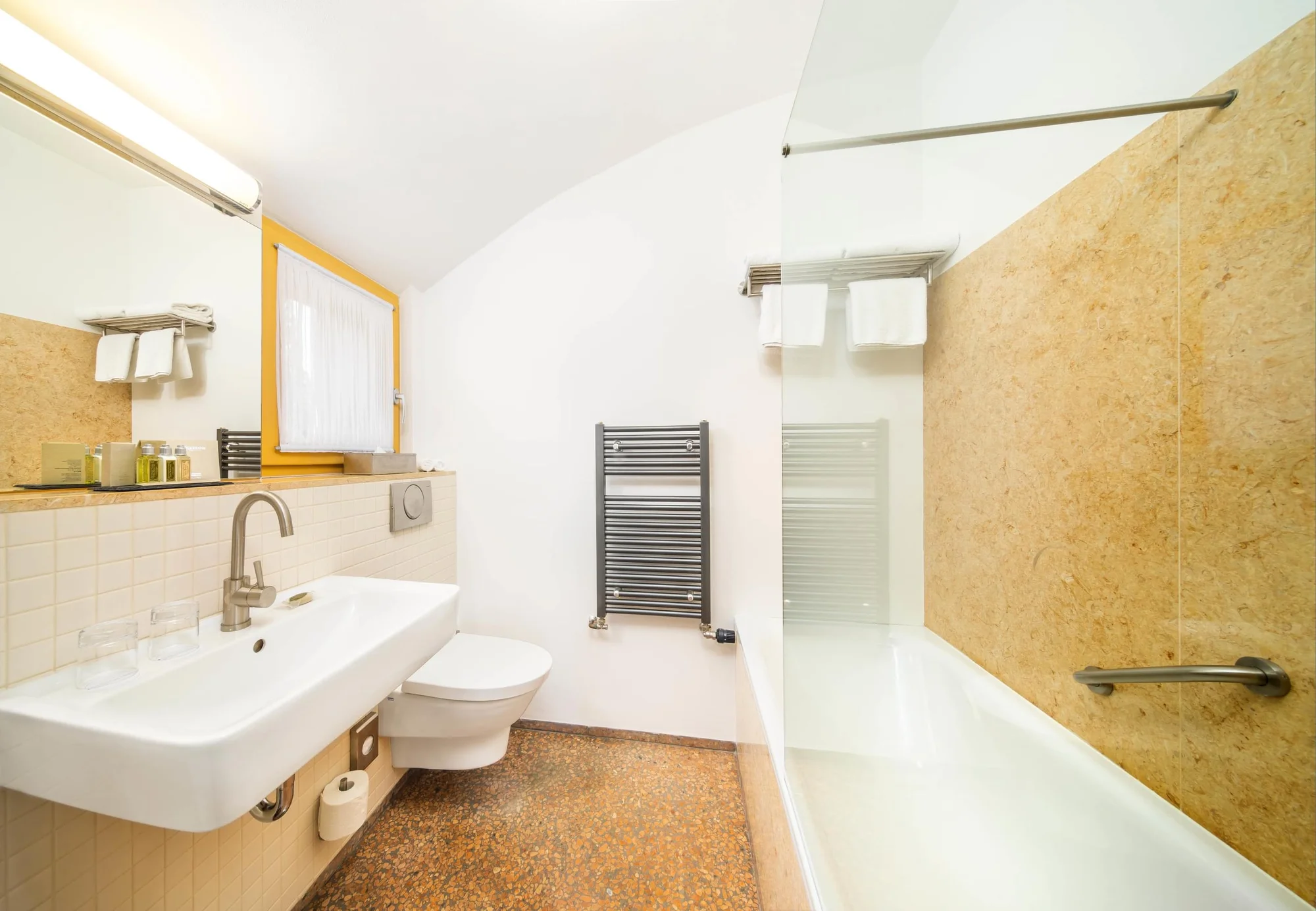 Relax v designovém hotelu v Benešově: snídaně i vstupenky na Konopiště