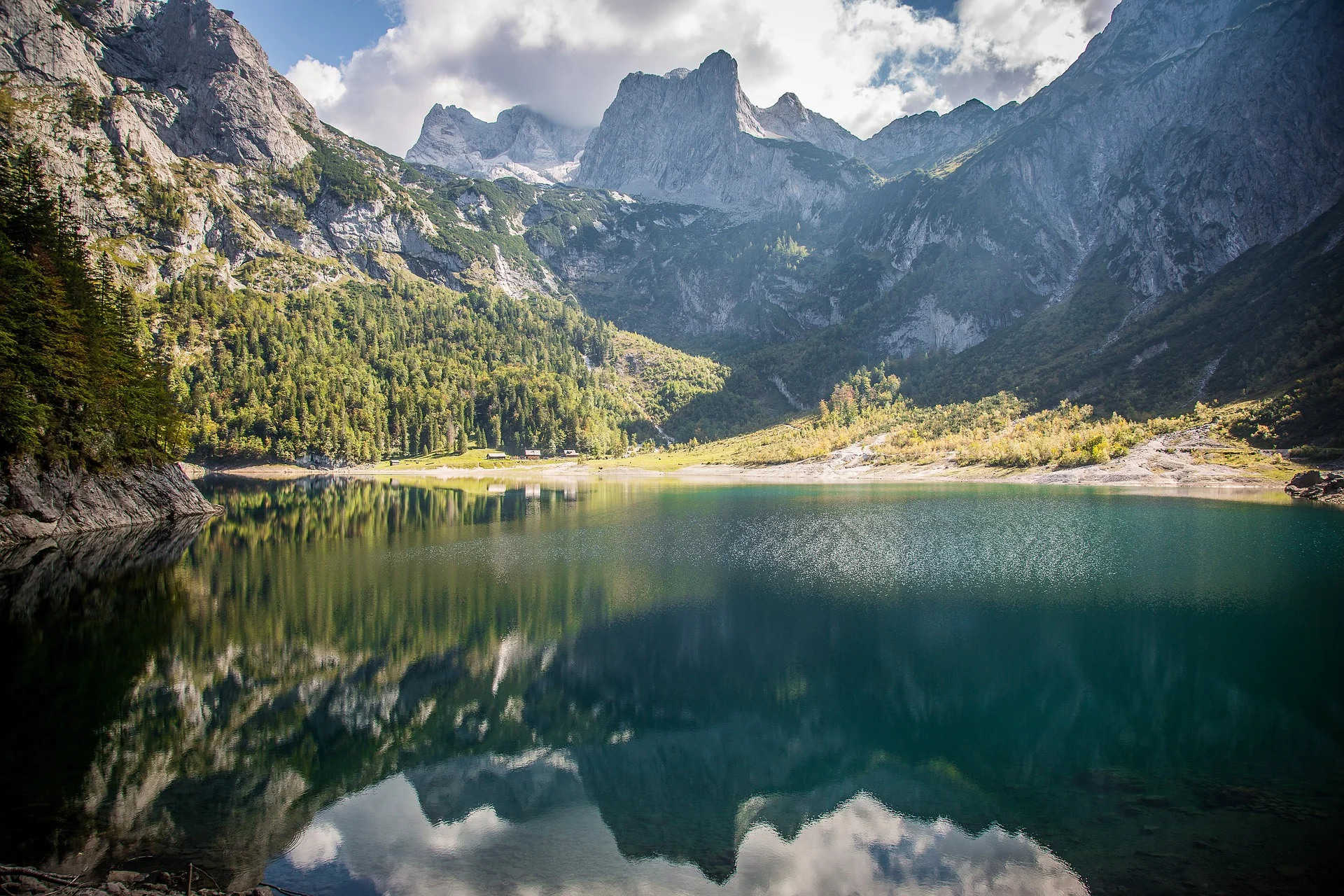 Výlet k rakouským jezerům Hallstatt a Gosausee: projížďka lodí i prohlídka městečka a výhled na Dachstein