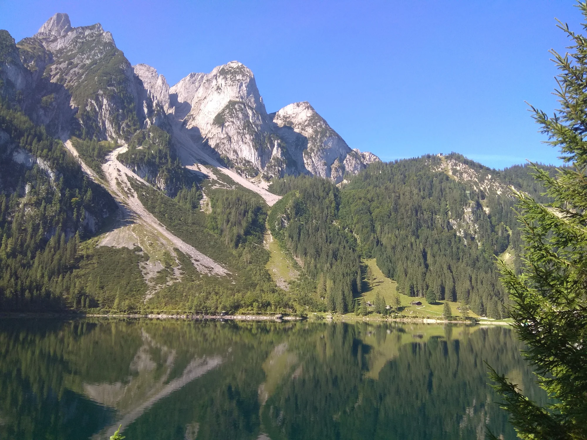 Výlet k rakouským jezerům Hallstatt a Gosausee: projížďka lodí i prohlídka městečka a výhled na Dachstein