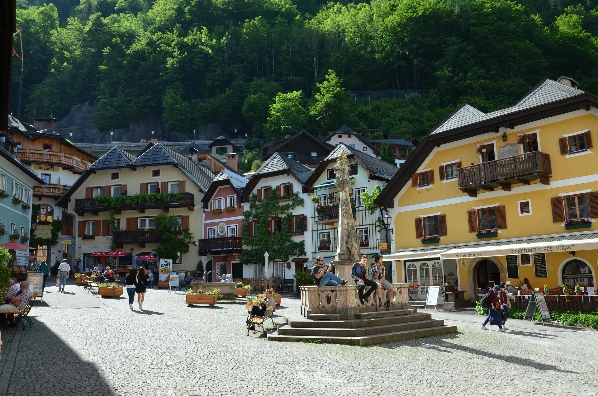 Výlet k rakouským jezerům Hallstatt a Gosausee: projížďka lodí i prohlídka městečka a výhled na Dachstein