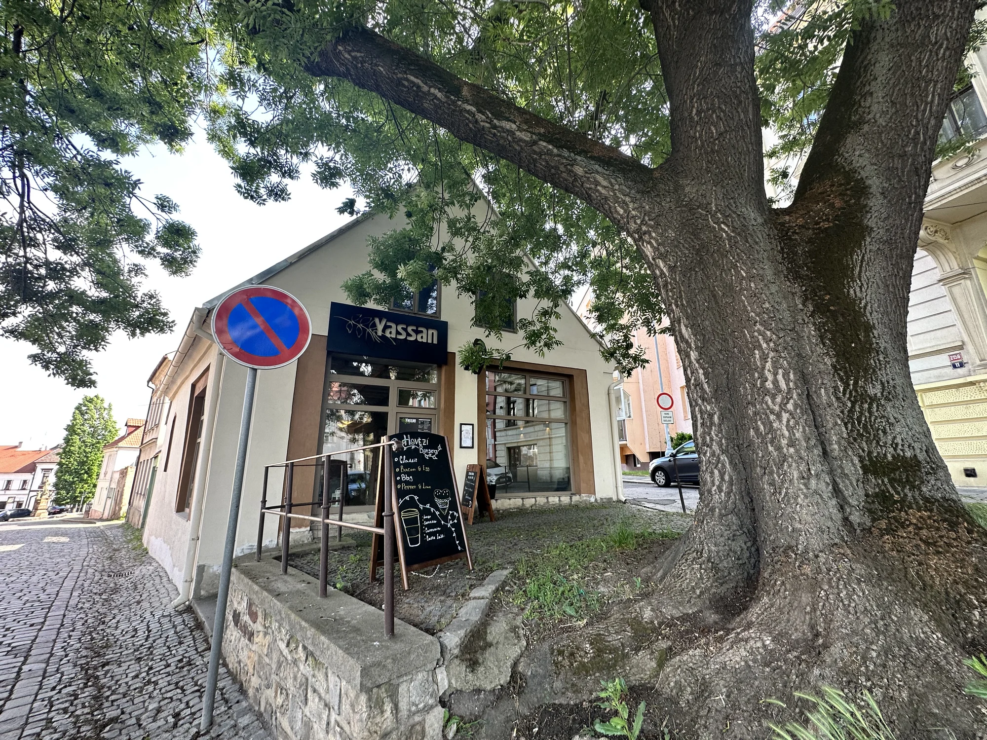 200g hovězí burger dle výběru: klasický, cheeseburger, BBQ, jalapeños i piri piri