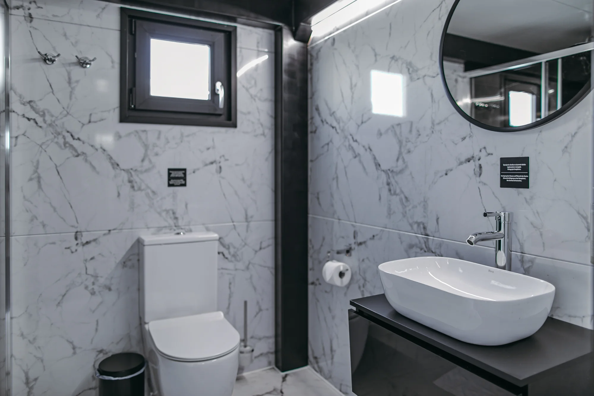Luxusní houseboaty a bubliny na jezeře: privátní wellness, bazén, snídaně, vodní sporty a moře 300 m
