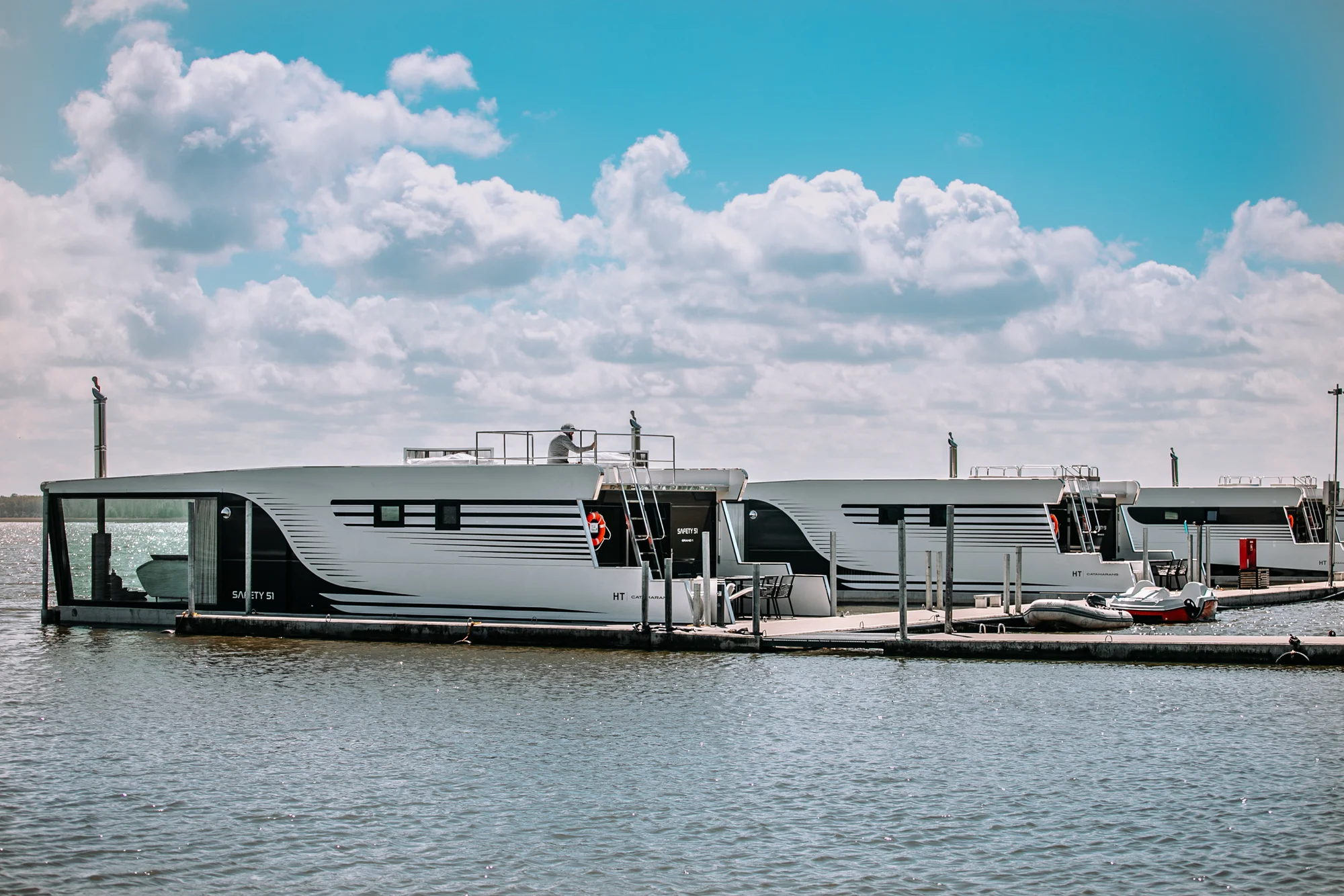 Luxusní houseboaty a bubliny na jezeře: privátní wellness, bazén, snídaně, vodní sporty a moře 300 m