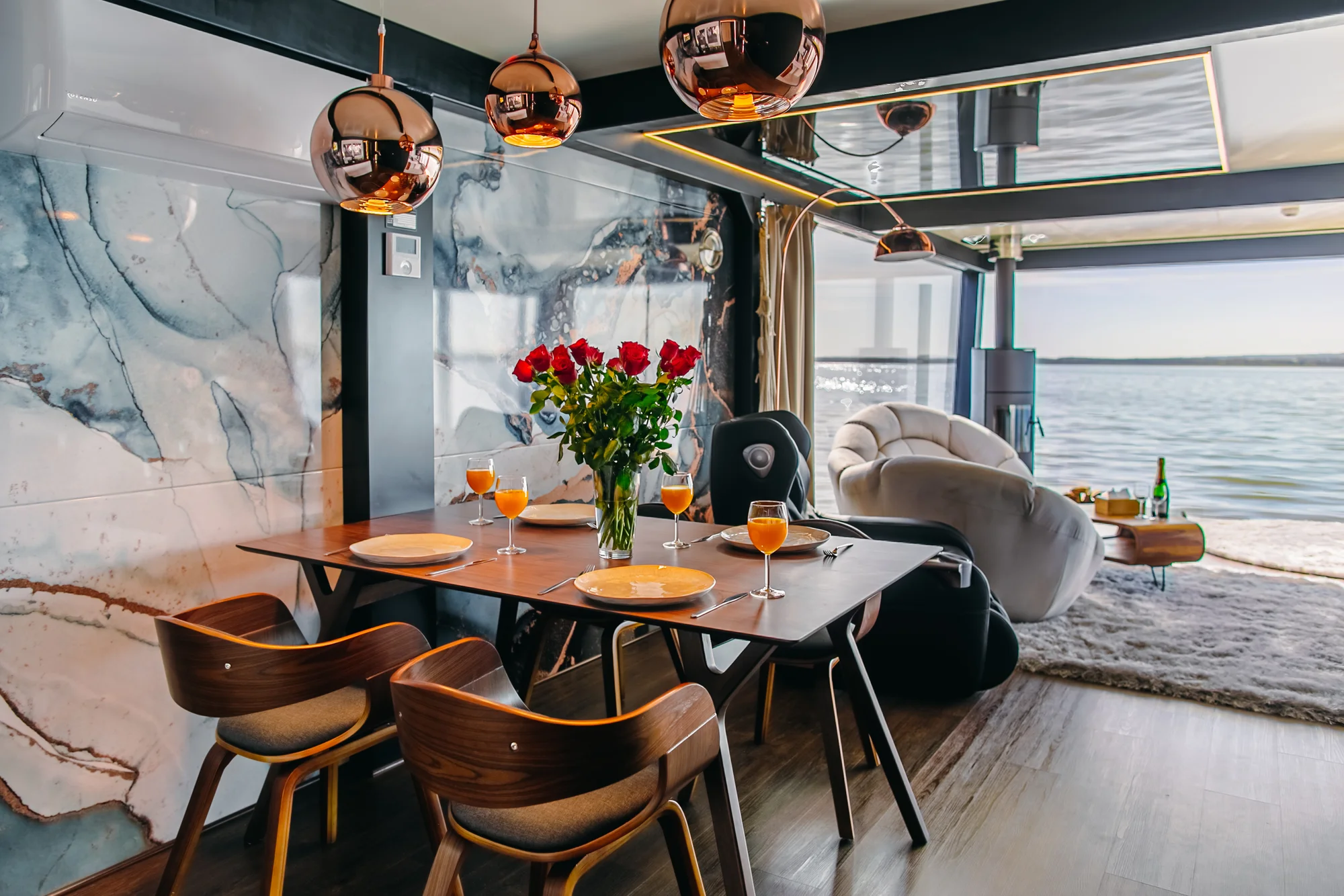 Luxusní houseboaty a bubliny na jezeře: privátní wellness, bazén, snídaně, vodní sporty a moře 300 m