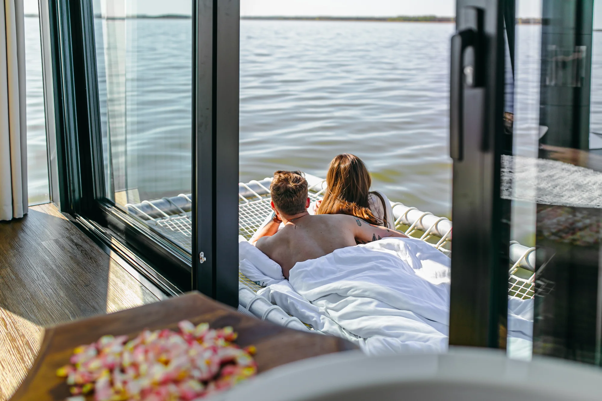 Luxusní houseboaty a bubliny na jezeře: privátní wellness, bazén, snídaně, vodní sporty a moře 300 m