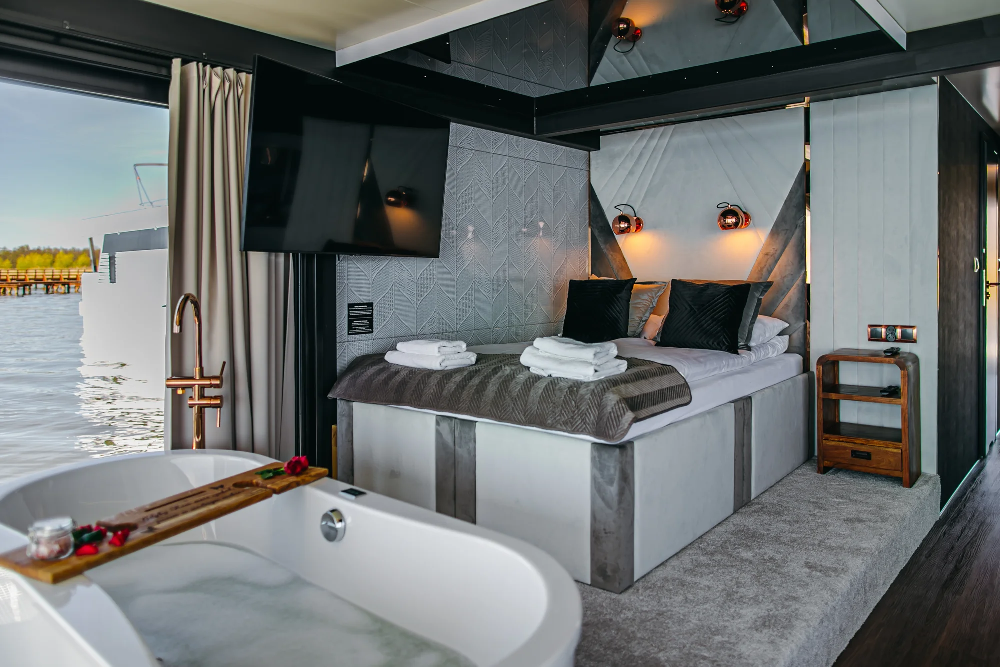 Luxusní houseboaty a bubliny na jezeře: privátní wellness, bazén, snídaně, vodní sporty a moře 300 m