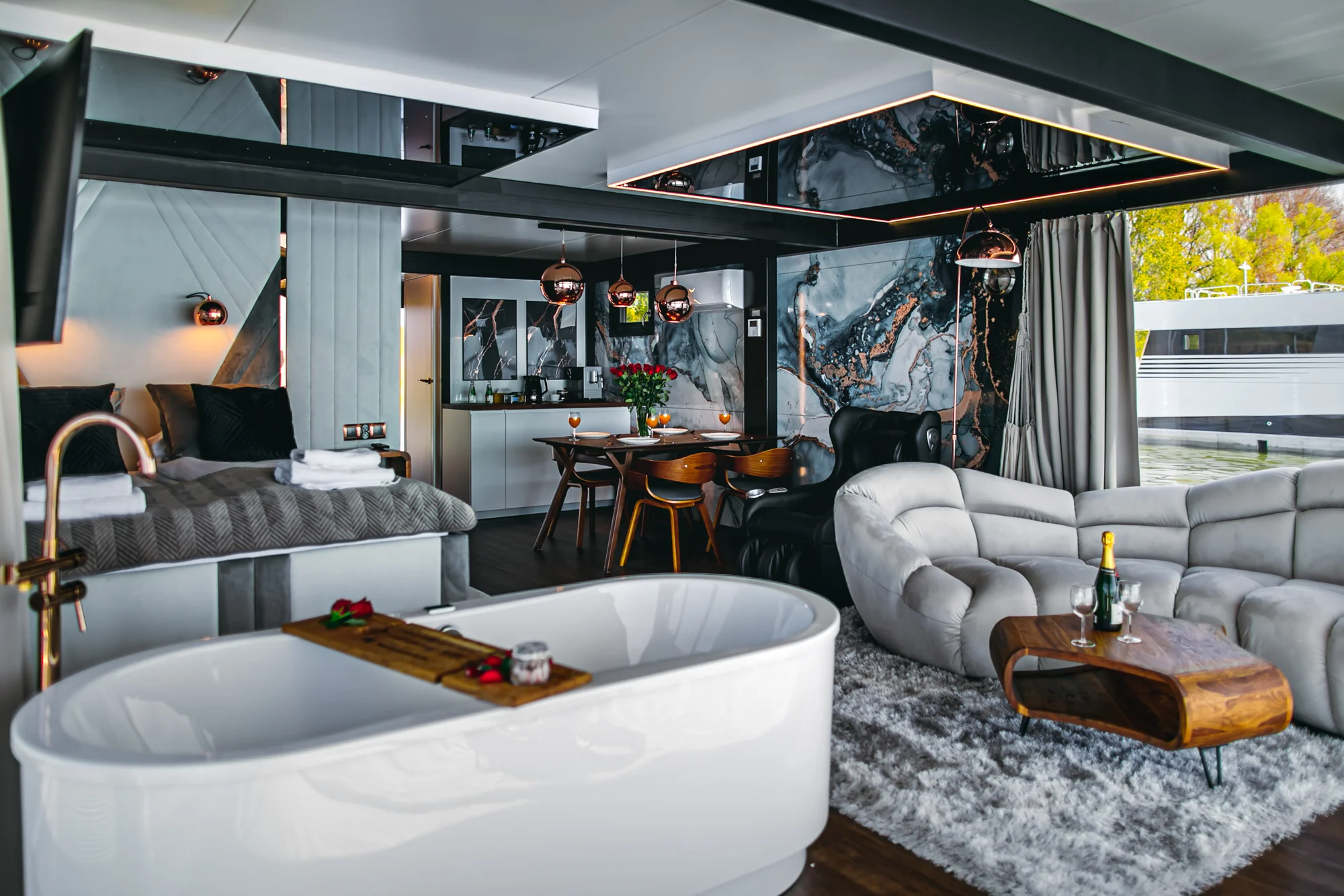 Luxusní houseboaty a bubliny na jezeře: privátní wellness, bazén, snídaně, vodní sporty a moře 300 m