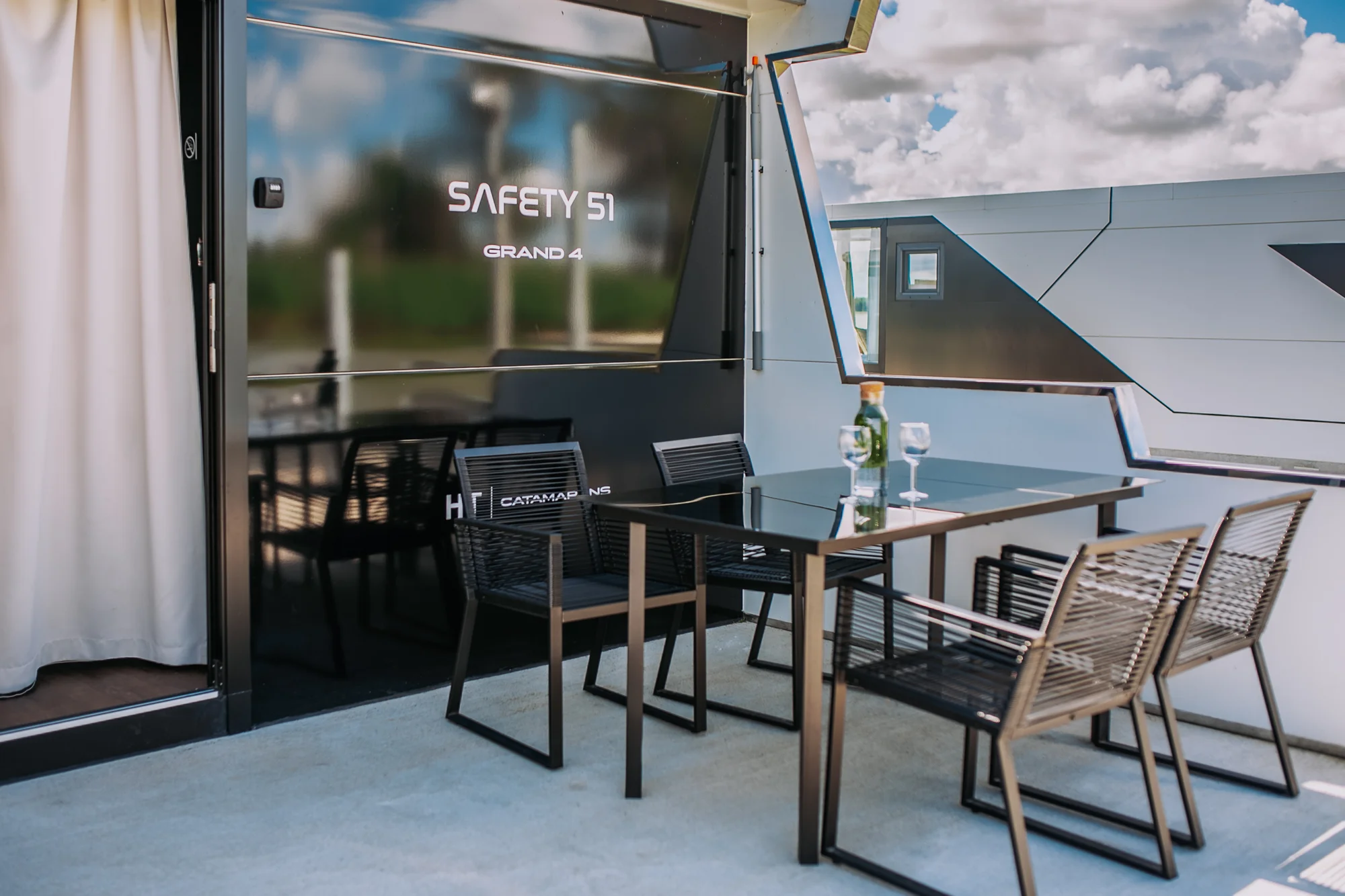 Luxusní houseboaty a bubliny na jezeře: privátní wellness, bazén, snídaně, vodní sporty a moře 300 m