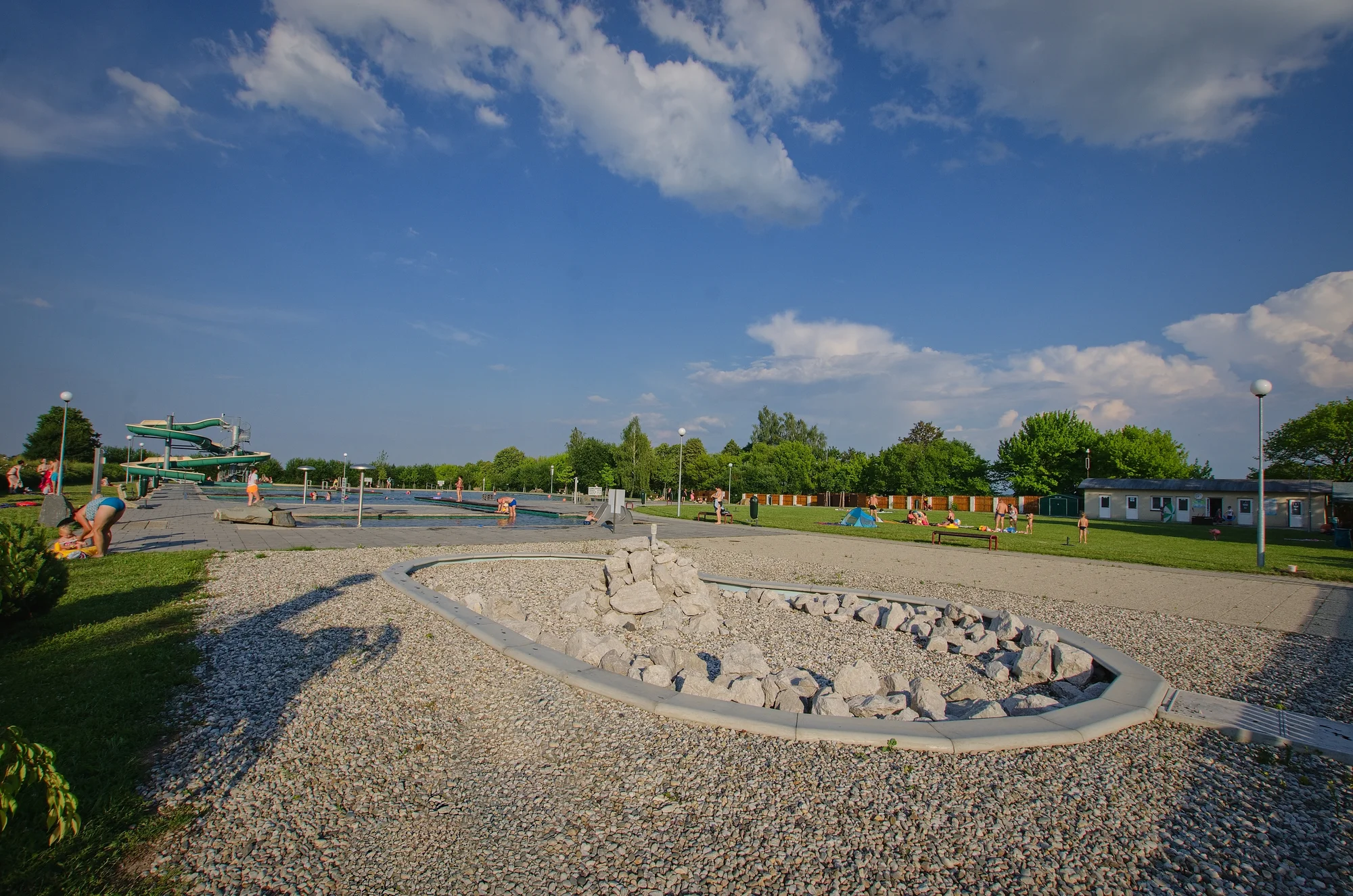 Celodenní vstupné na koupaliště: plavecký bazén, tobogán i brouzdaliště