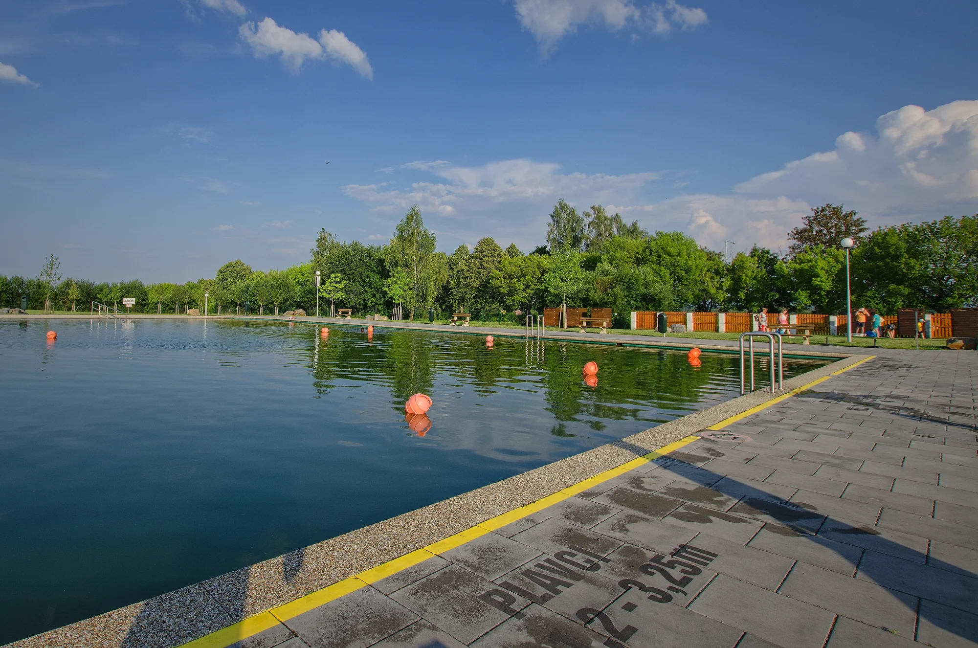 Celodenní vstupné na koupaliště: plavecký bazén, tobogán i brouzdaliště