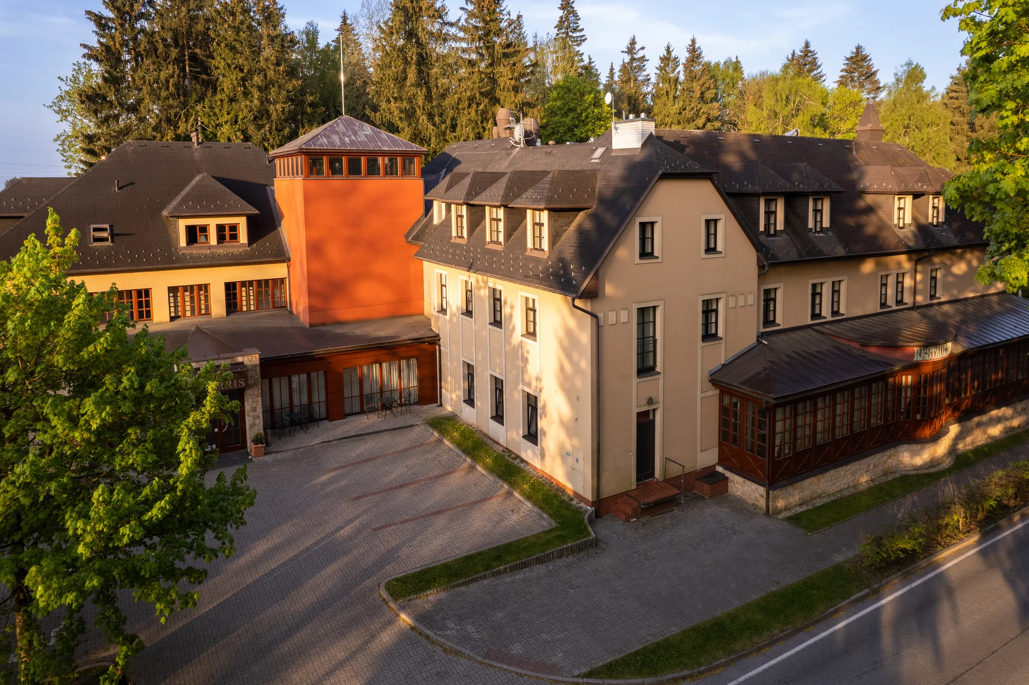 4* hotel v klidné části Mariánských Lázní: snídaně či polopenze, wellness i procedury
