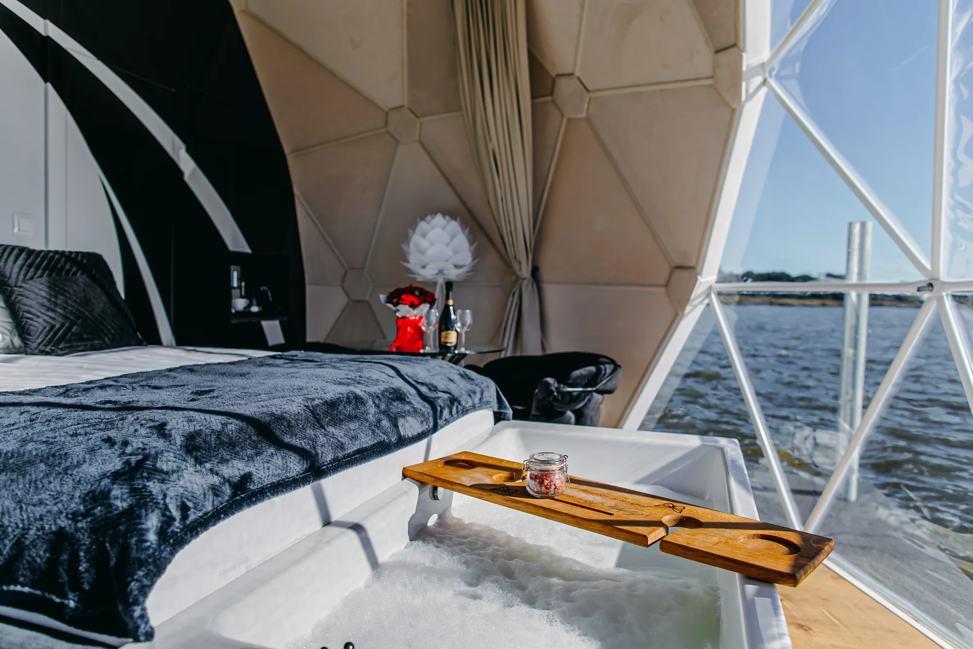 Luxusní houseboaty a bubliny na jezeře: privátní wellness, bazén, snídaně, vodní sporty a moře 300 m
