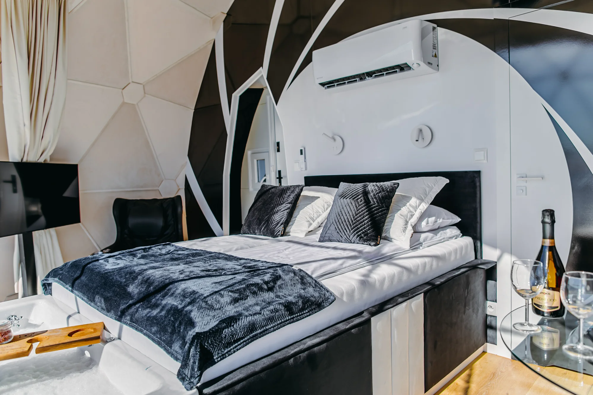 Luxusní houseboaty a bubliny na jezeře: privátní wellness, bazén, snídaně, vodní sporty a moře 300 m