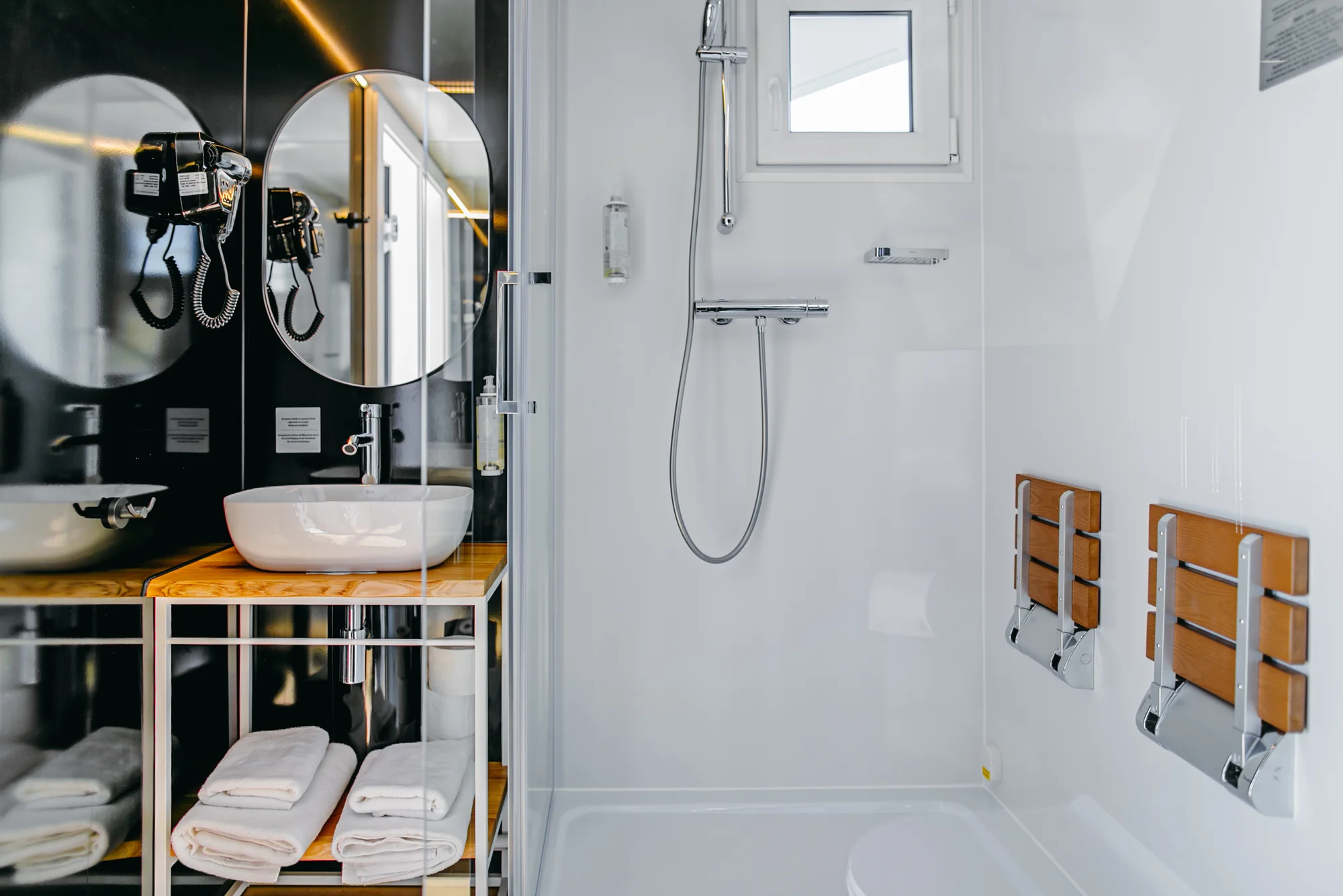 Luxusní houseboaty a bubliny na jezeře: privátní wellness, bazén, snídaně, vodní sporty a moře 300 m