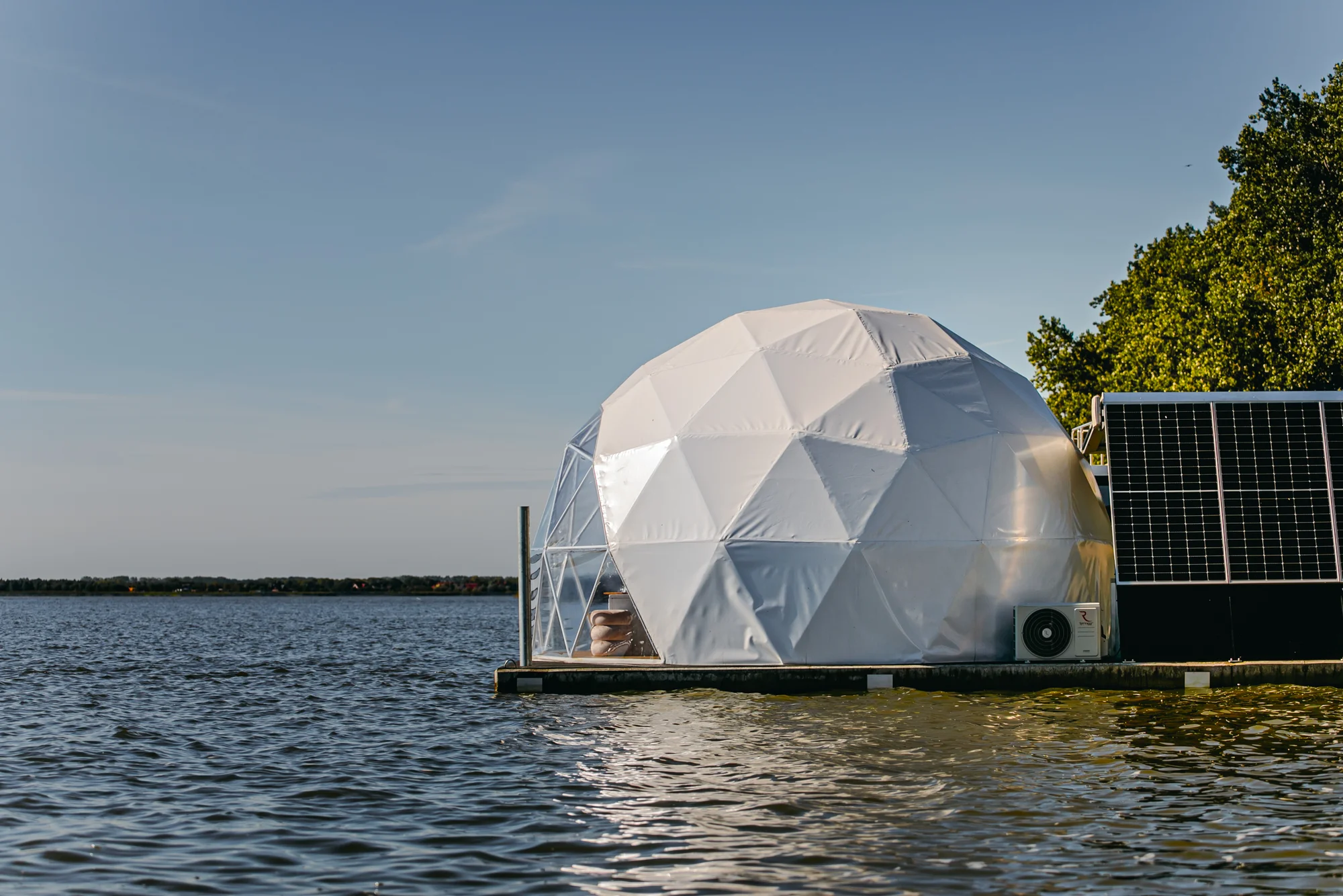 Luxusní houseboaty a bubliny na jezeře: privátní wellness, bazén, snídaně, vodní sporty a moře 300 m