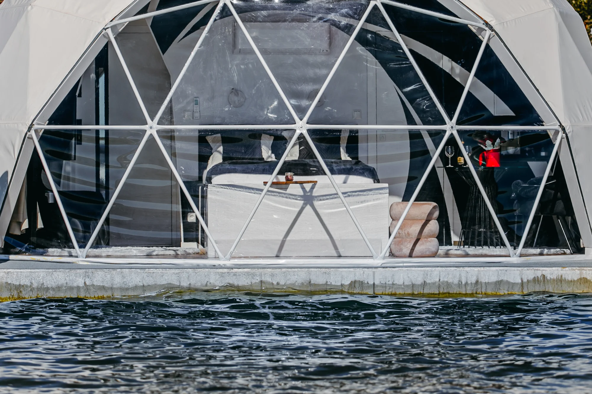 Luxusní houseboaty a bubliny na jezeře: privátní wellness, bazén, snídaně, vodní sporty a moře 300 m