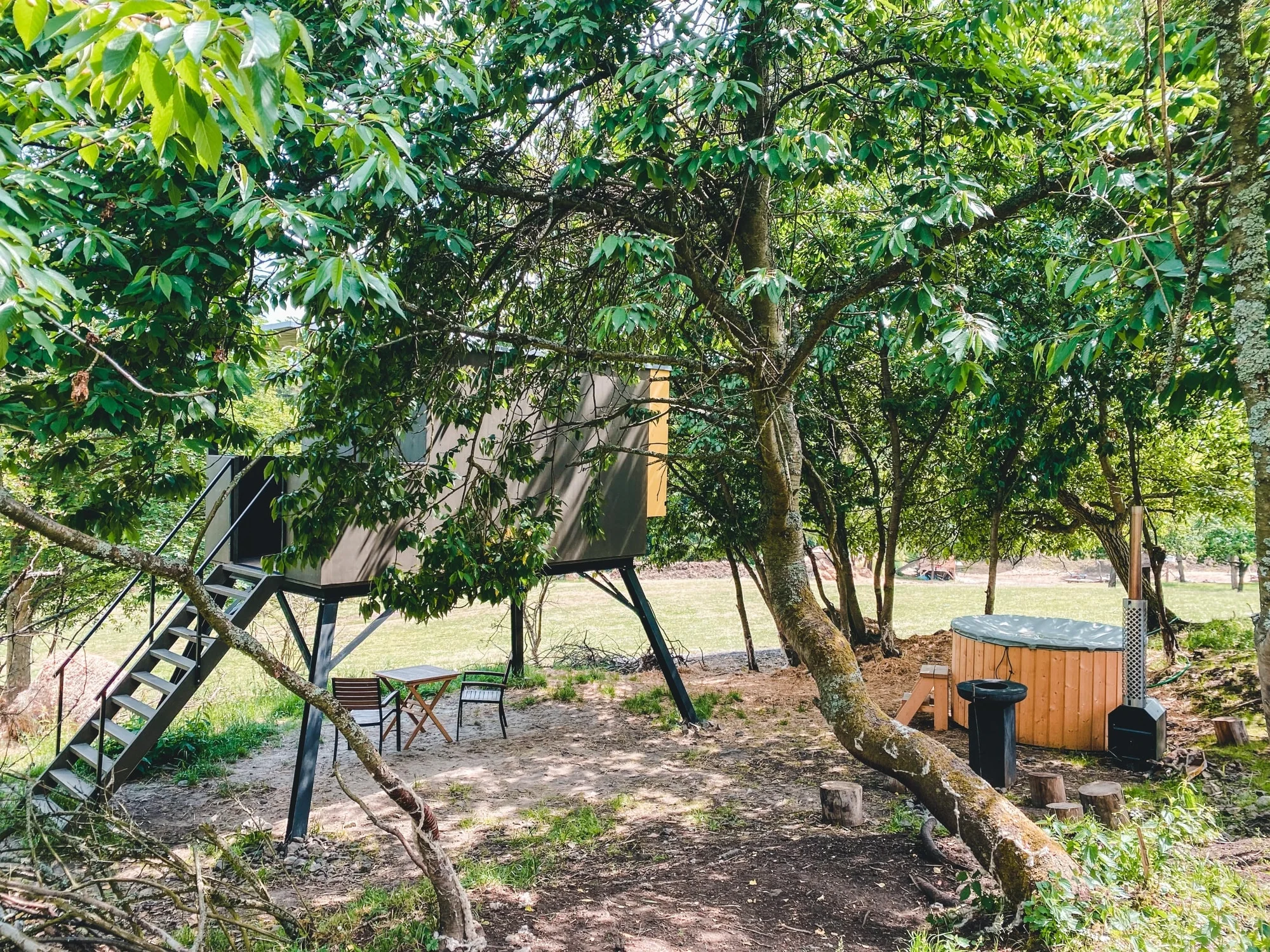 Glamping: minimalistický posed pro dvě osoby, solární sprcha, gril a vyhřívaný sud