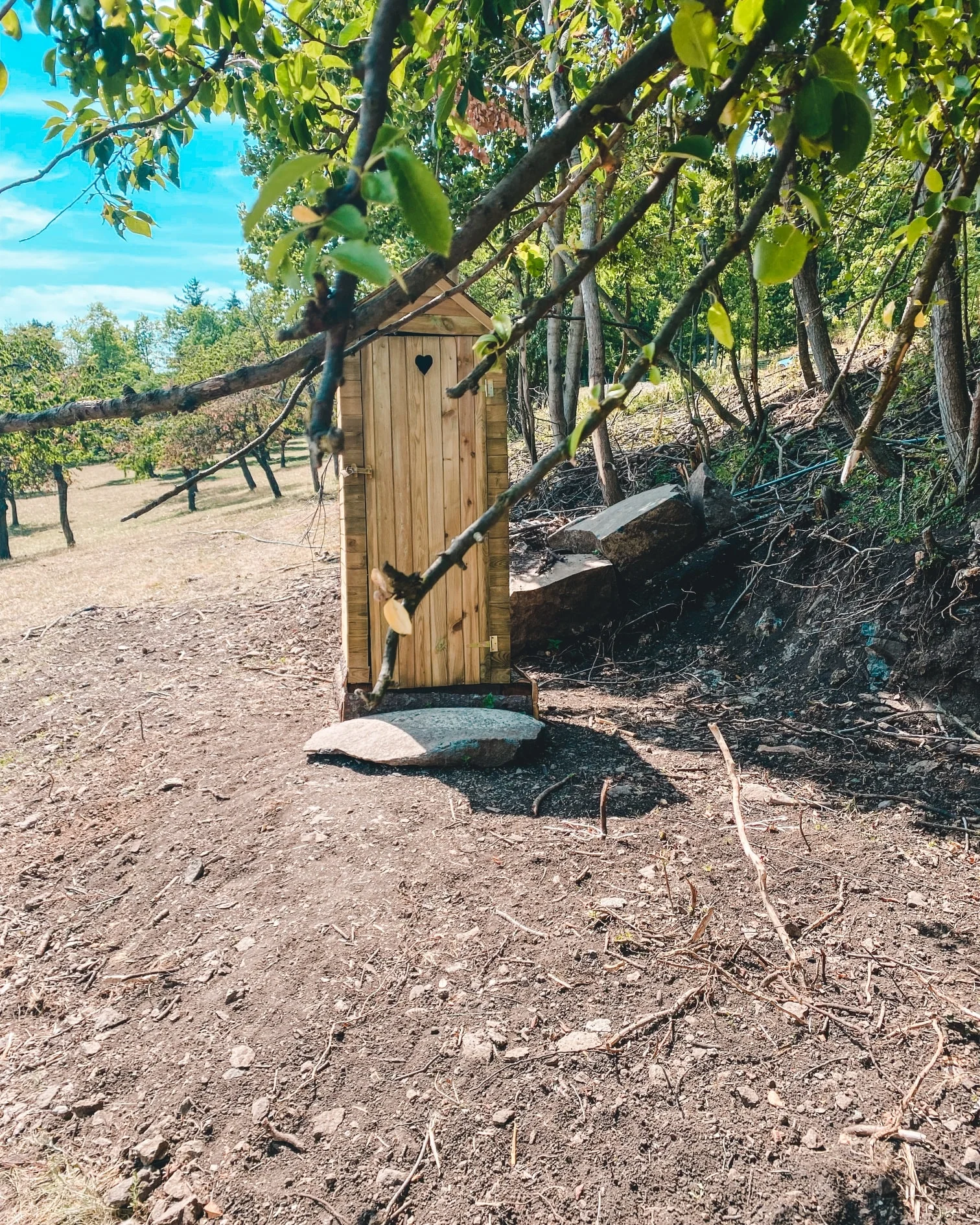 Glamping: minimalistický posed pro dvě osoby, solární sprcha, gril a vyhřívaný sud