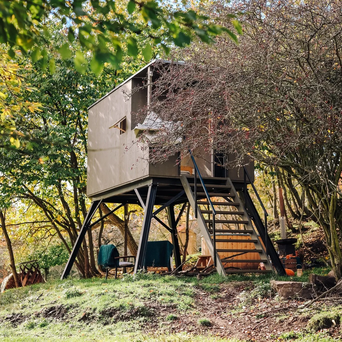 Glamping: minimalistický posed pro dvě osoby, solární sprcha, gril a vyhřívaný sud