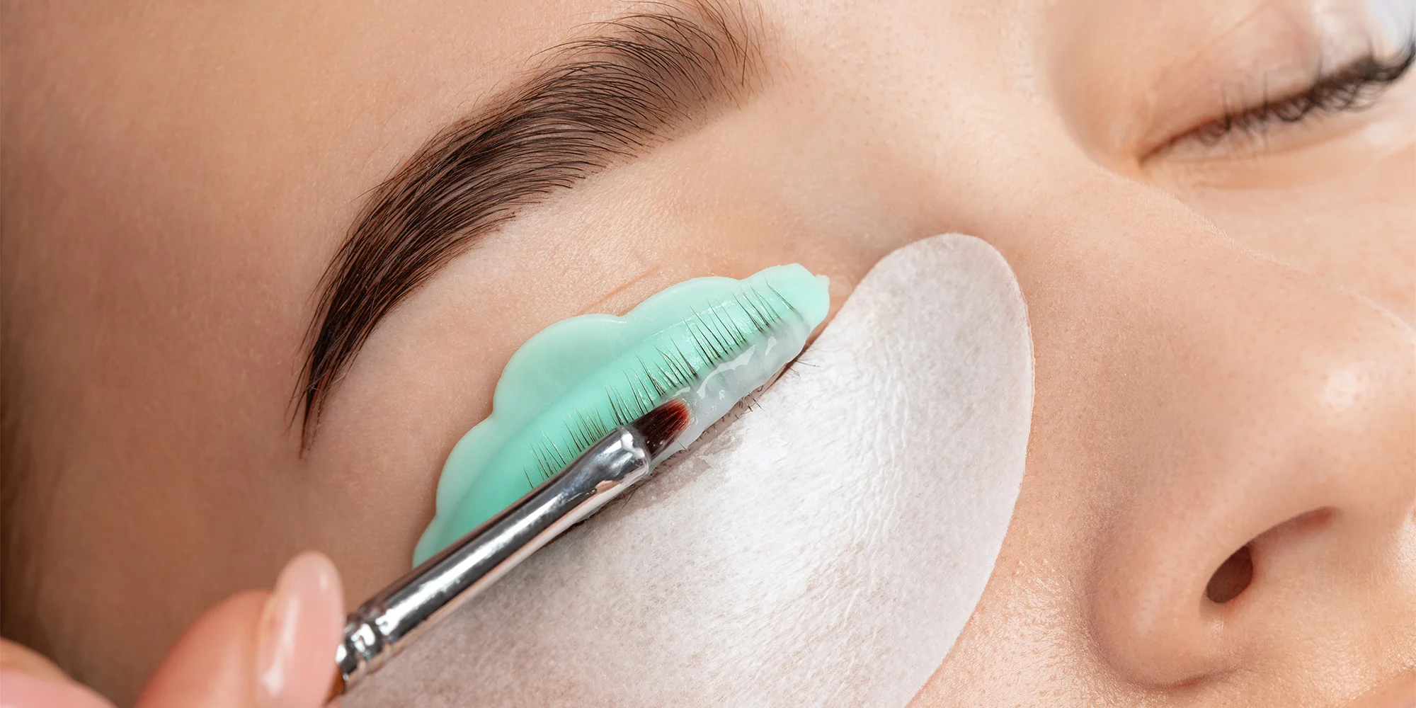 Úprava a barvení obočí nebo lash lifting s aplikací výživy na řasy
