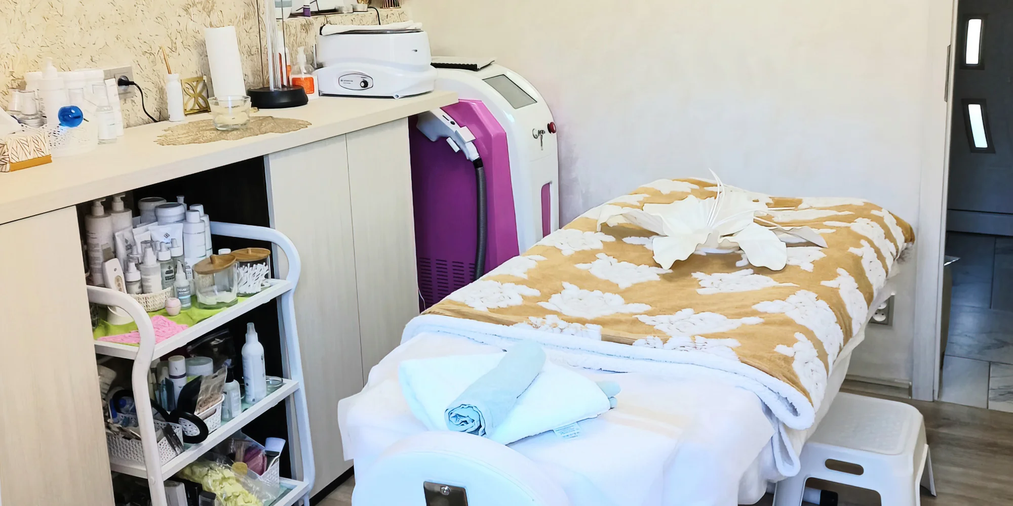 Úprava a barvení obočí nebo lash lifting s aplikací výživy na řasy
