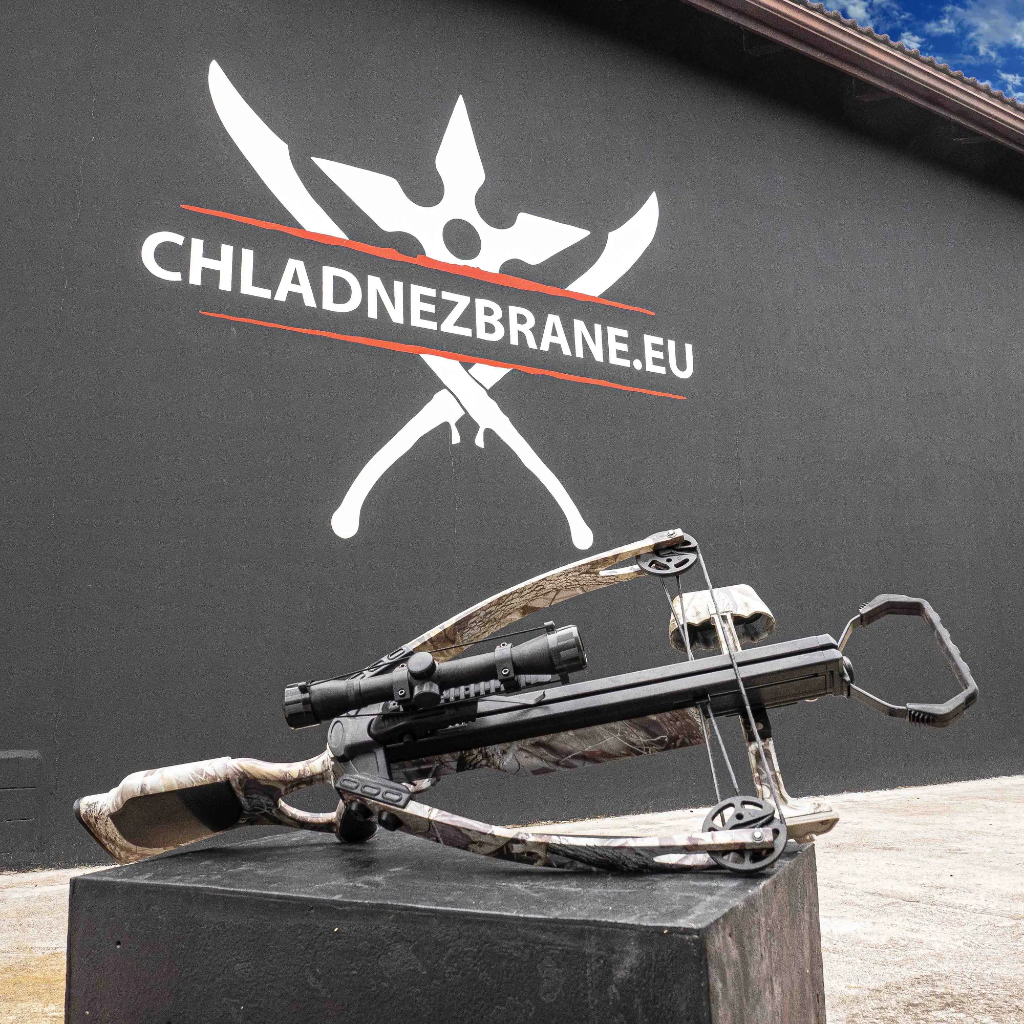 Kurz vrhání chladných zbraní, střelby z kuše nebo boje se světelnými meči