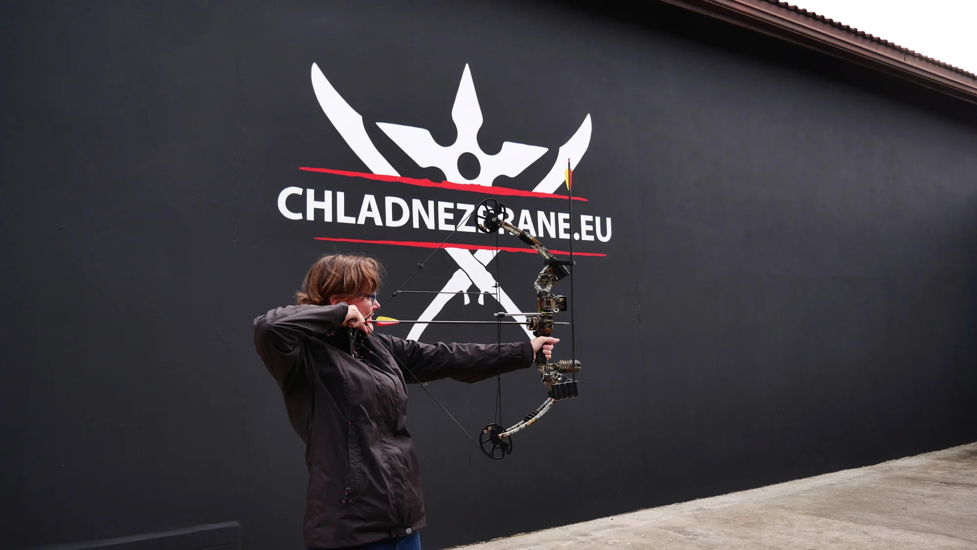 Kurz vrhání chladných zbraní, střelby z kuše nebo boje se světelnými meči
