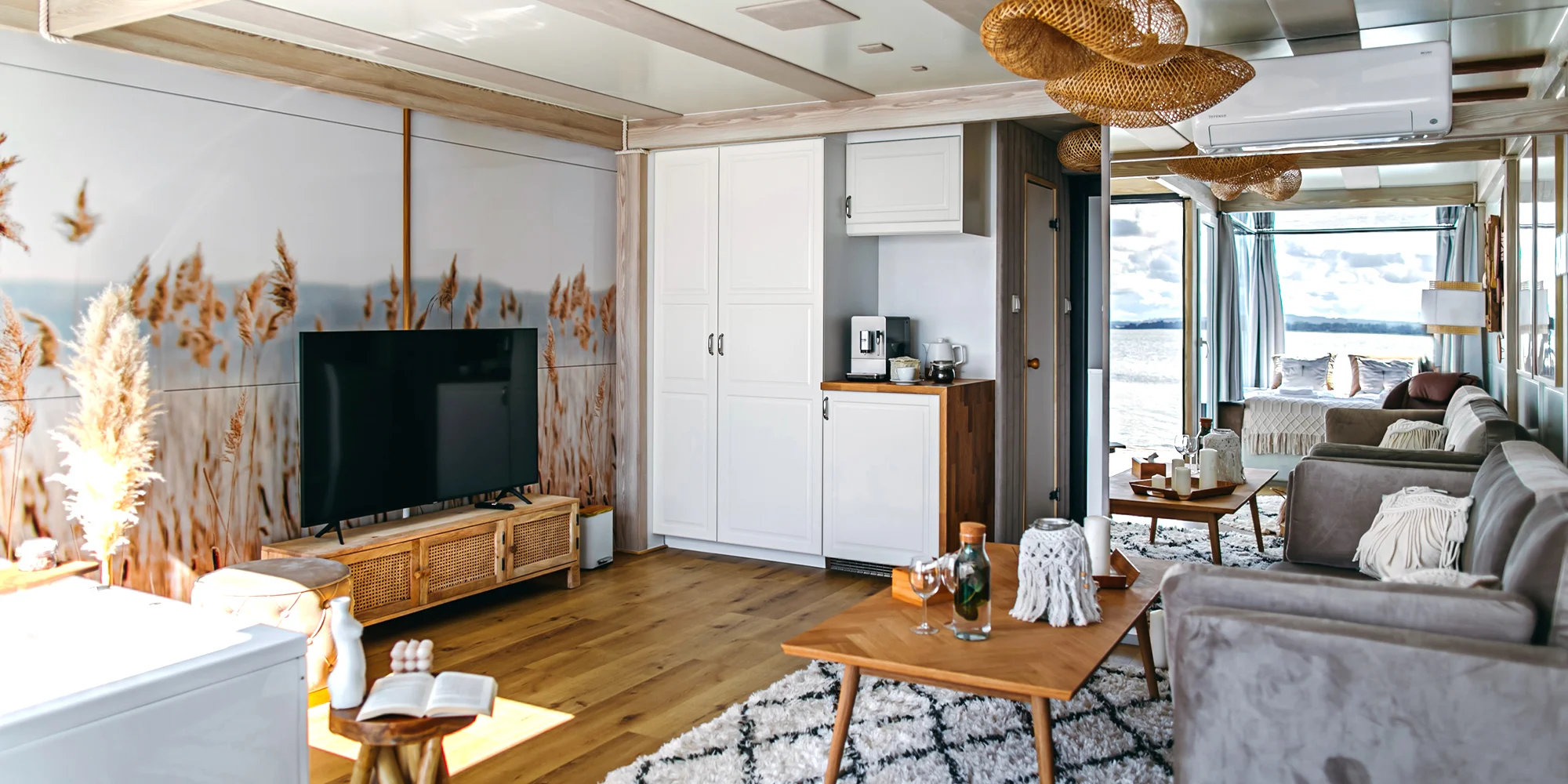Luxusní houseboaty a bubliny na jezeře: privátní wellness, bazén, snídaně, vodní sporty a moře 300 m