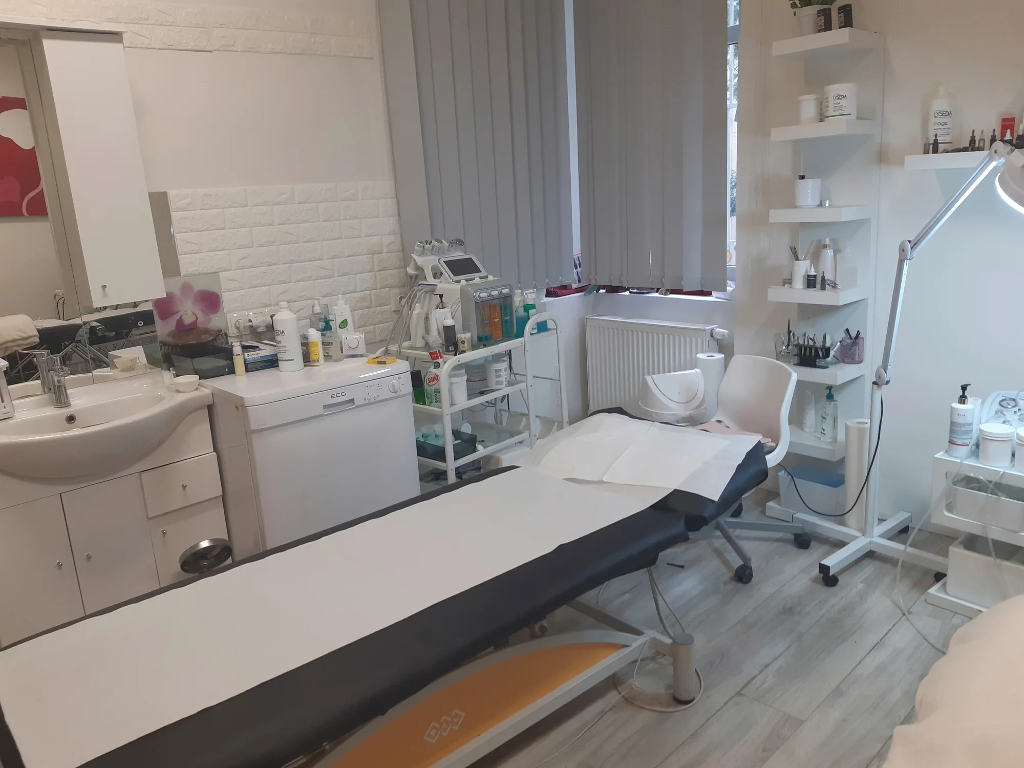 Sbohem chloupky: depilace voskem nebo cukrovou pastou pro ženy i muže