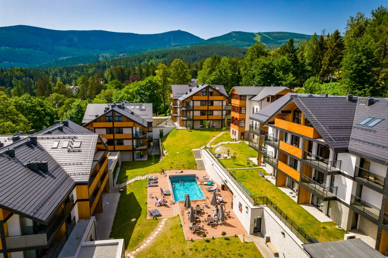 Polské Krkonoše, Karpacz: resort v alpském stylu, neomezený wellness a snídaně či polopenze