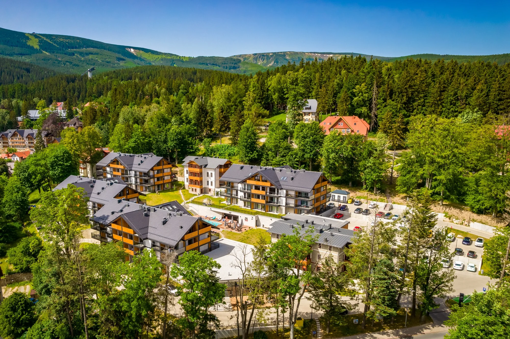 Polské Krkonoše, Karpacz: resort v alpském stylu, neomezený wellness a snídaně či polopenze