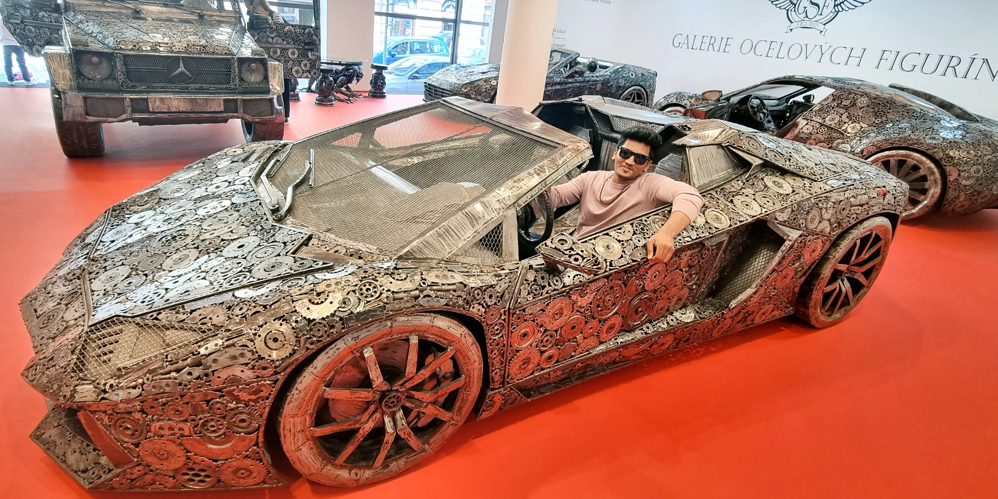 Steel Art Museum na Starém Městě: úžasný svět sci-fi, pohádek, komiksů i luxusních aut
