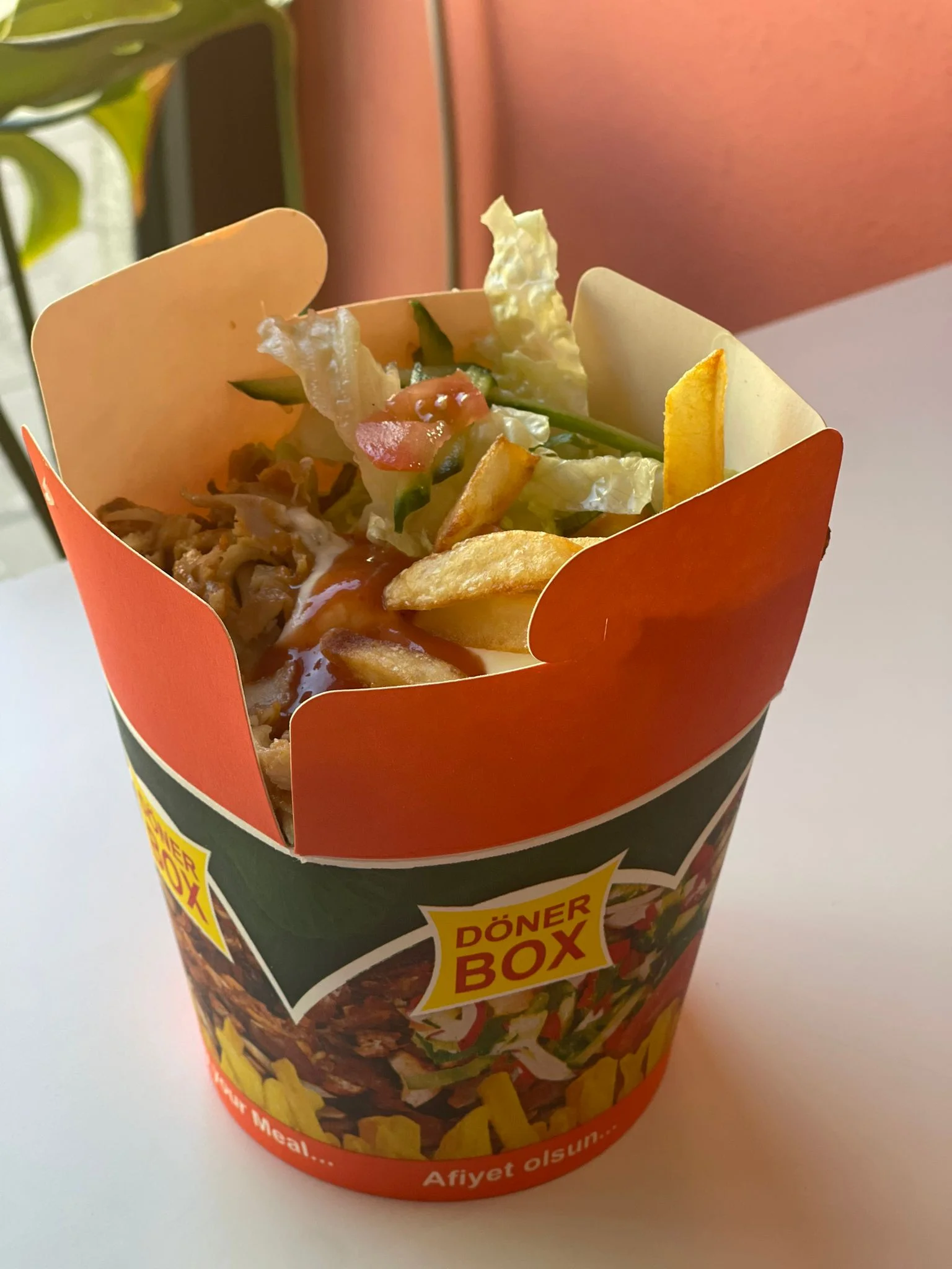 Velký kebab box pro jednoho: maso, zelenina, dresink a příloha podle výběru