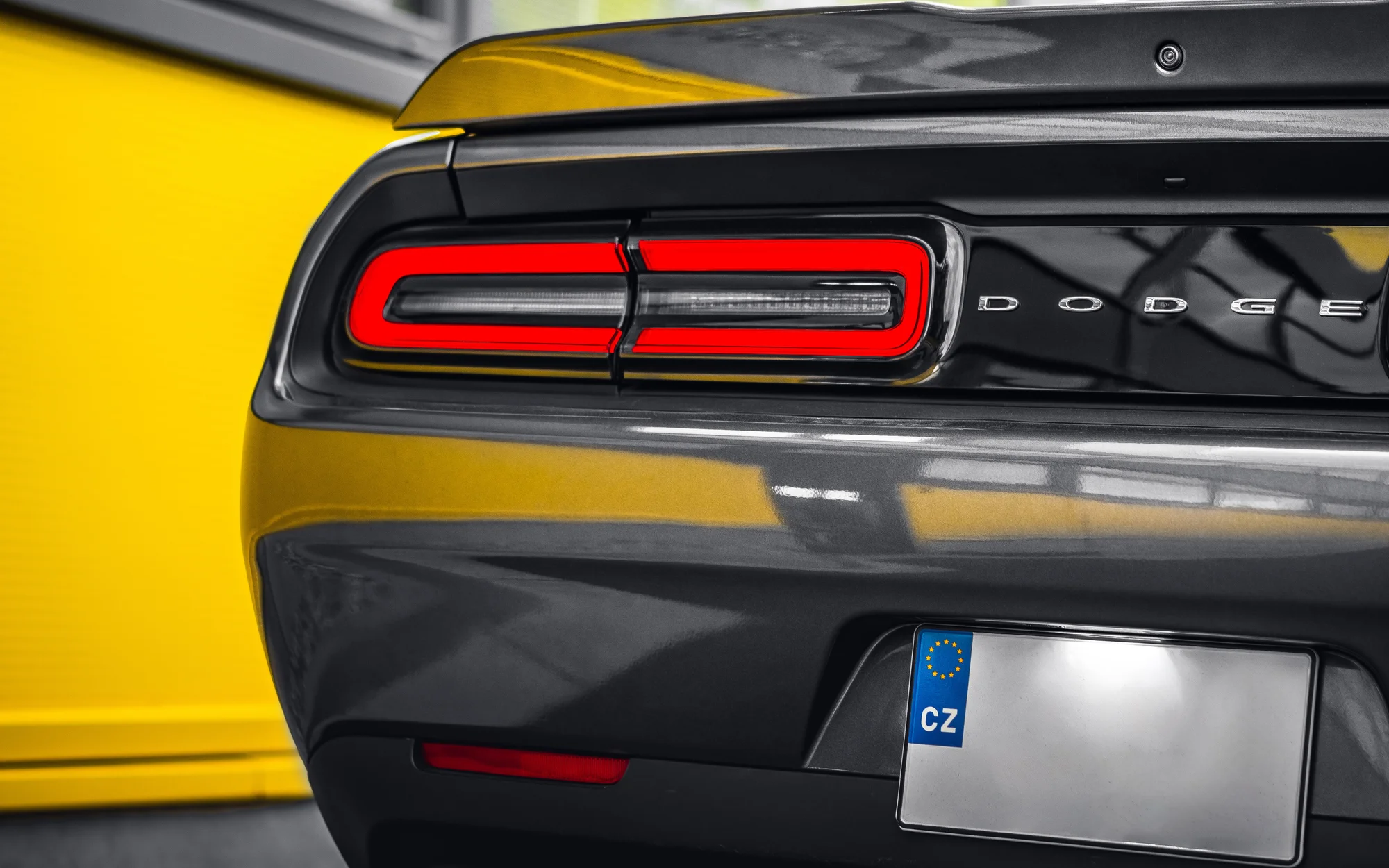 Nabušený Dodge Challenger s výkonem 375 koní: spolujízda, řízení i zapůjčení