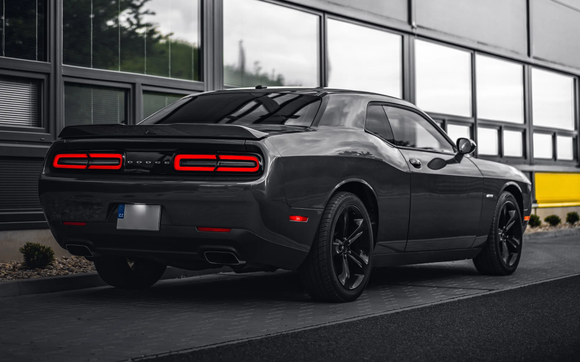 Nabušený Dodge Challenger s výkonem 375 koní: spolujízda, řízení i zapůjčení