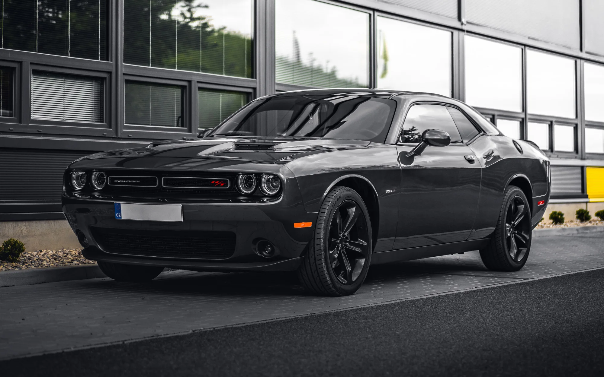Nabušený Dodge Challenger s výkonem 375 koní: spolujízda, řízení i zapůjčení
