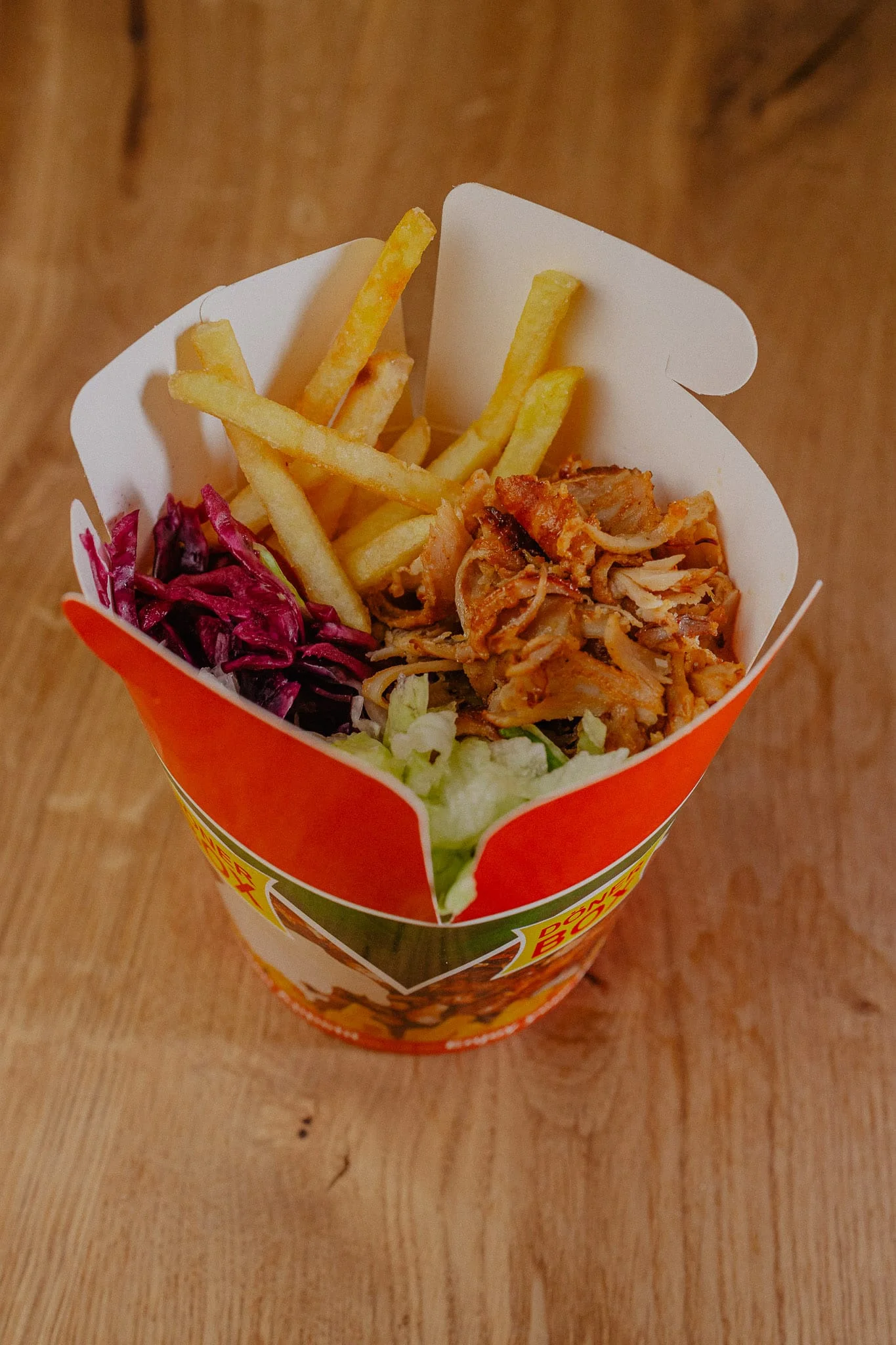 Velký kebab box pro jednoho: maso, zelenina, dresink a příloha podle výběru