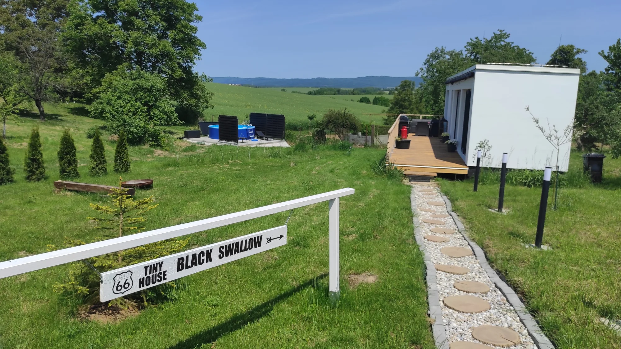 Designový tiny house v přírodě poblíž Olomouce až pro 4 osoby: americký styl, zahrada, bazén, sauna, masáže, koupací sud