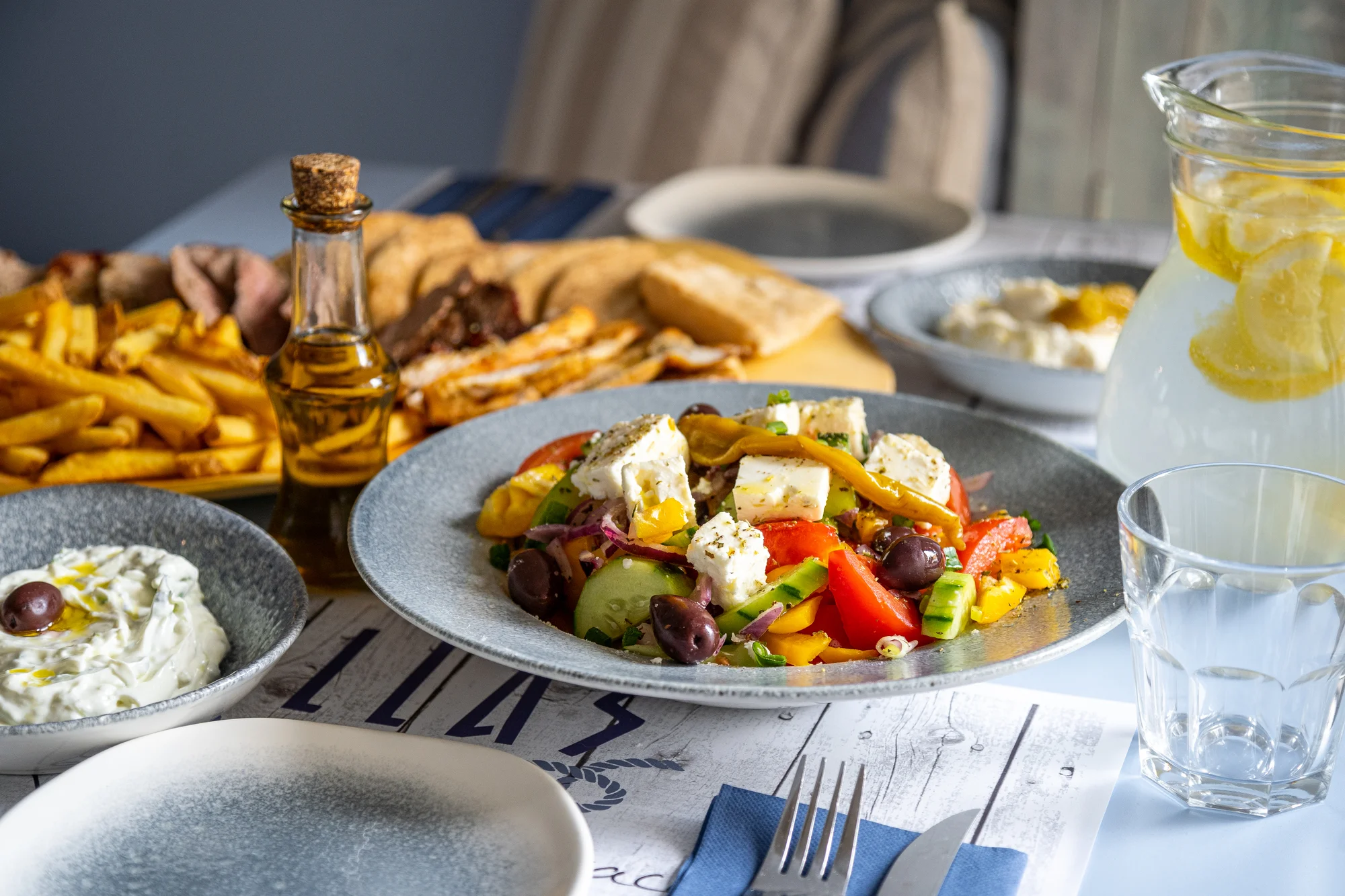 Steakové prkno z grilu v pravé řecké restauraci: rib eye, vepřová panenka i kuře, pita a hranolky