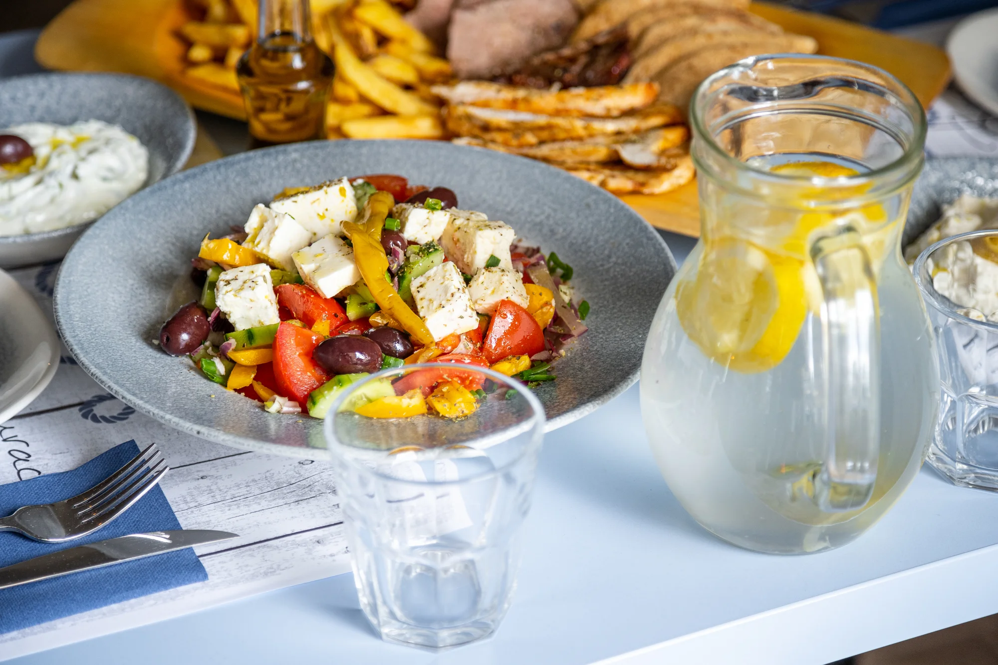 Steakové prkno z grilu v pravé řecké restauraci: rib eye, vepřová panenka i kuře, pita a hranolky