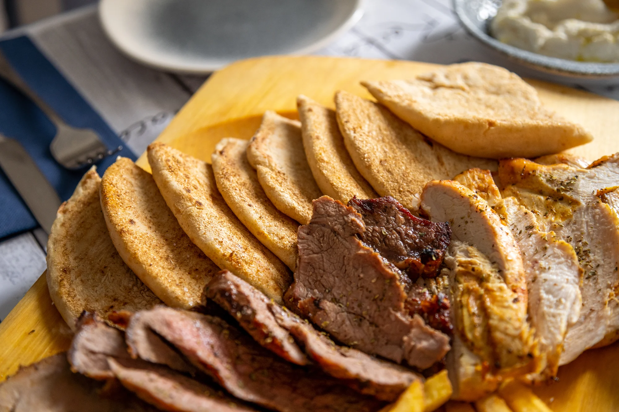Steakové prkno z grilu v pravé řecké restauraci: rib eye, vepřová panenka i kuře, pita a hranolky