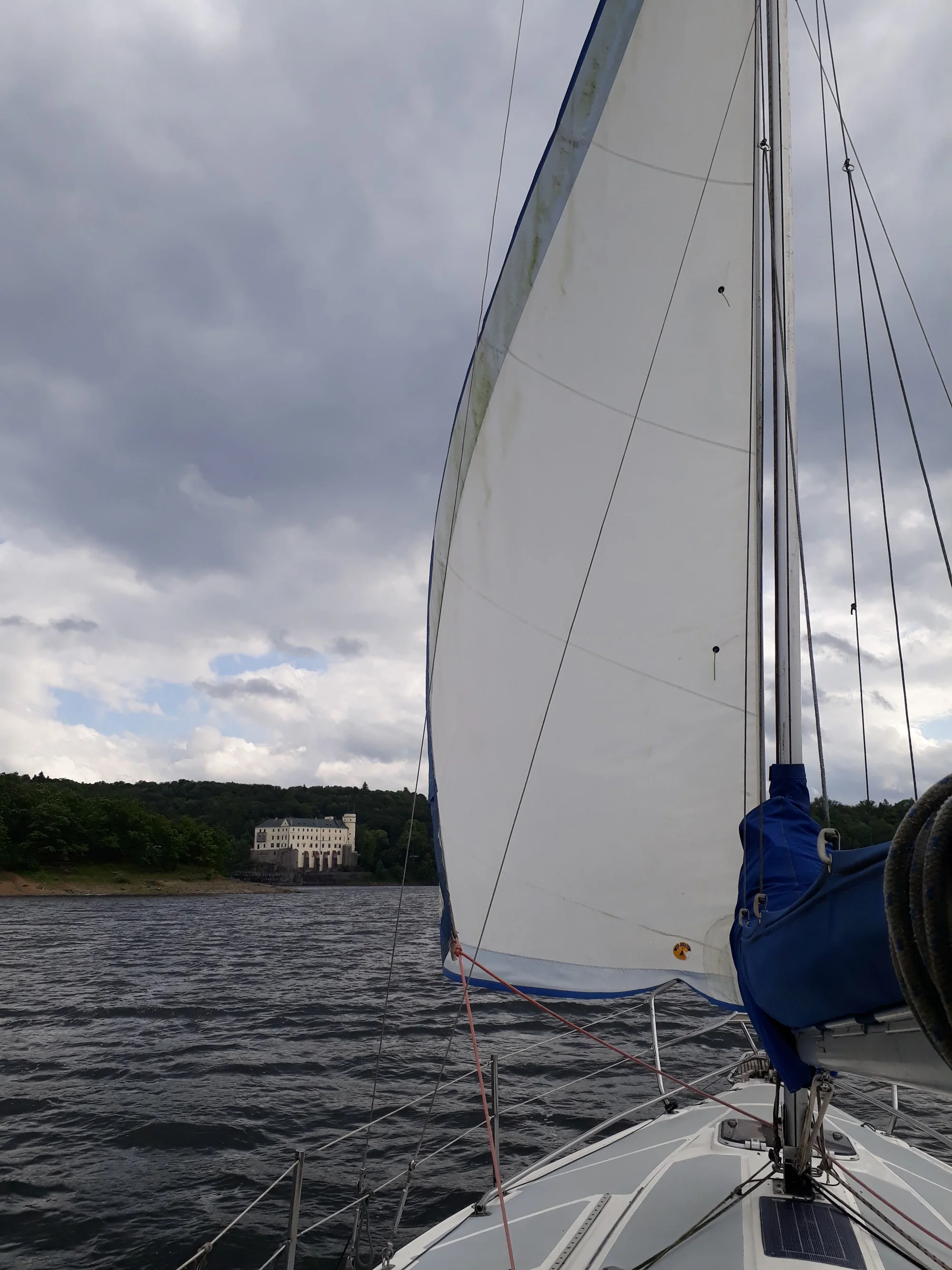 3hod. plavba jachtou s kapitánem na Orlíku vč. zapůjčení paddleboardů i privátní pronájem