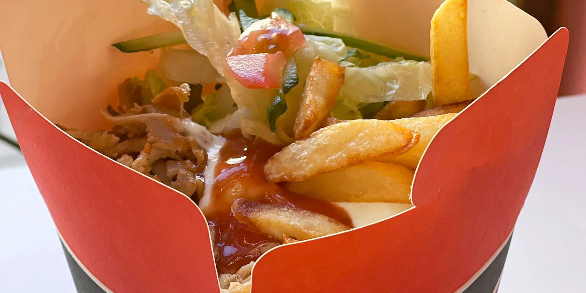 Velký kebab box pro jednoho: maso, zelenina, dresink a příloha podle výběru